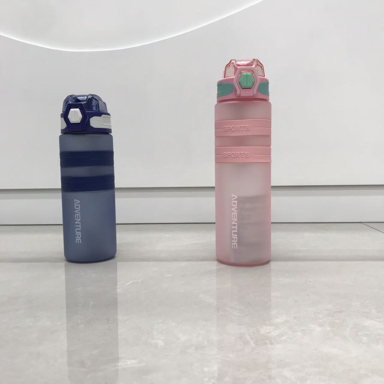 ADVENTURE渐变条纹弹跳盖水杯 运动风大容量便携杯 磨砂质感多色杯子详情4