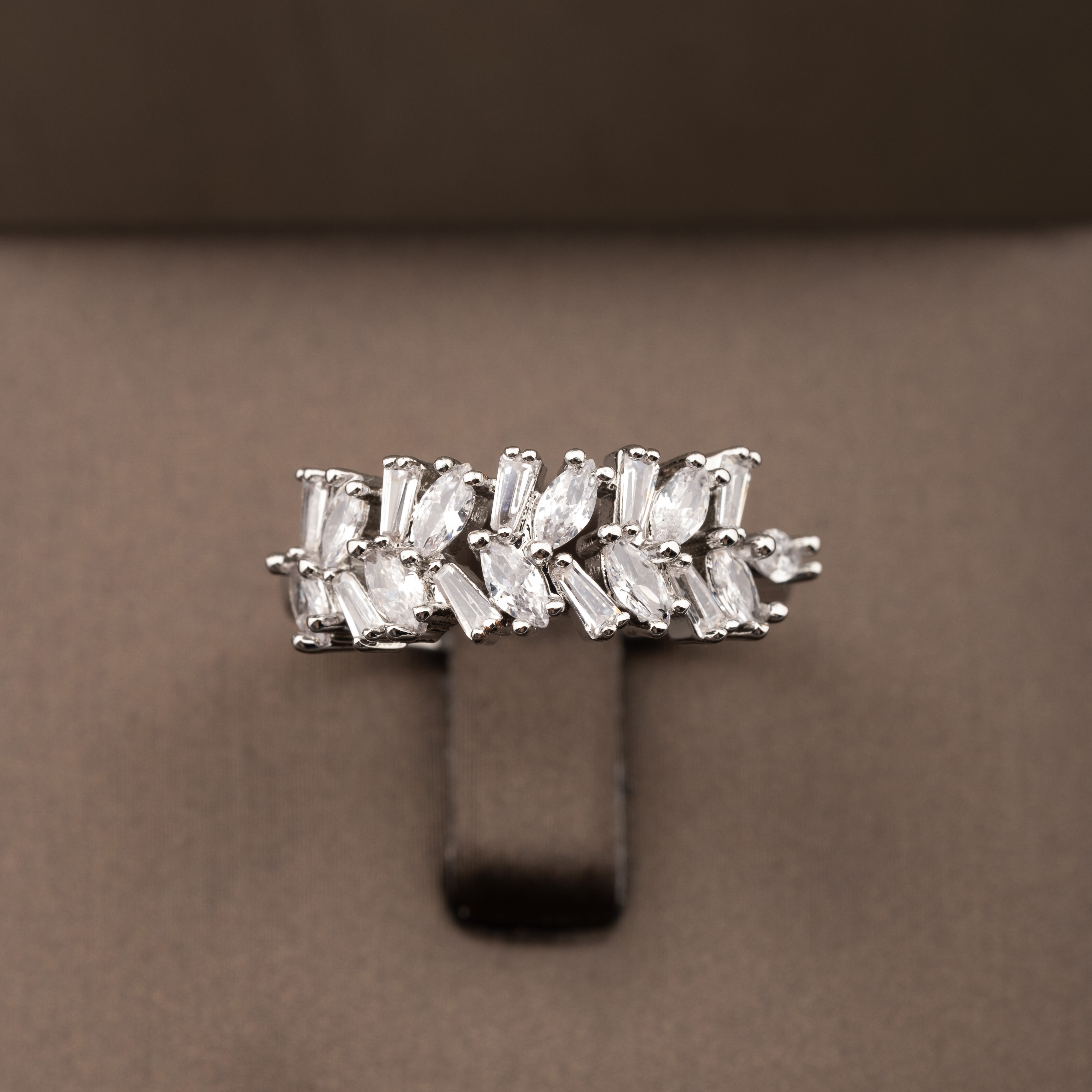 A luxurious jewelry set with cubic zirconia ear design is suitable for ladies to wear at wedding parties Application Scenario