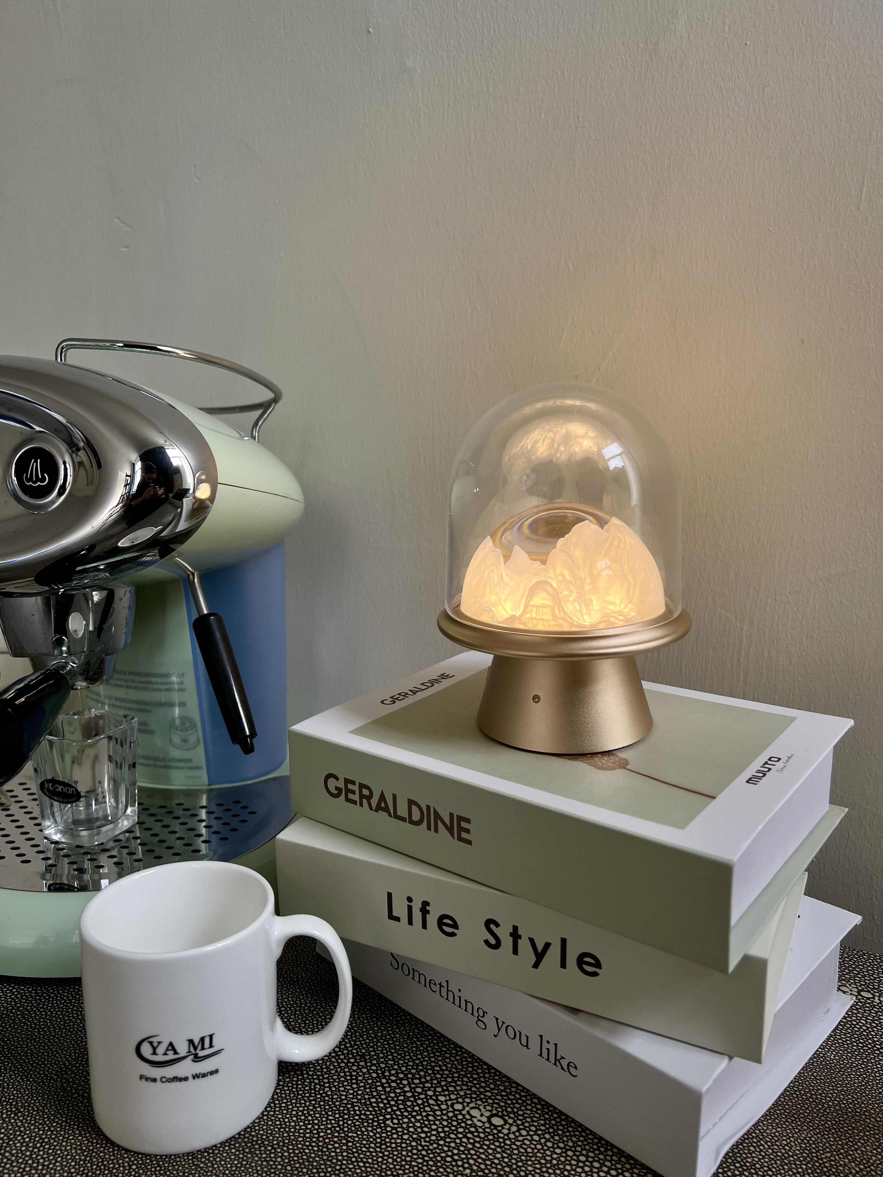 Creative table lamps, home decoration lamps, aluminum alloy acrylic atmosphere lamps, creative table lamps, ornaments, night lights Item Picture