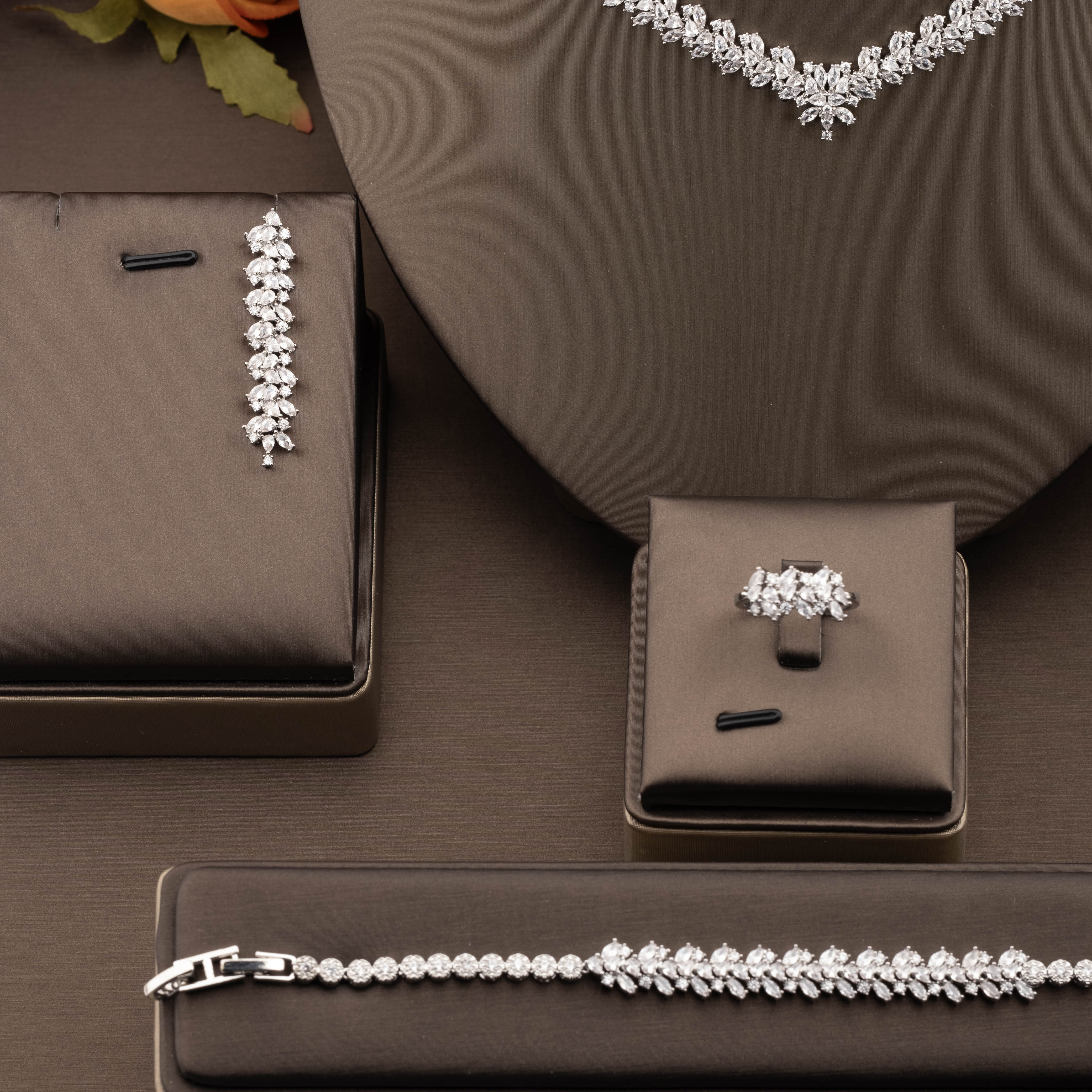 A luxurious and elegant jewelry set with cubic zirconia wheat ear design is suitable for ladies to wear at banquets details Picture