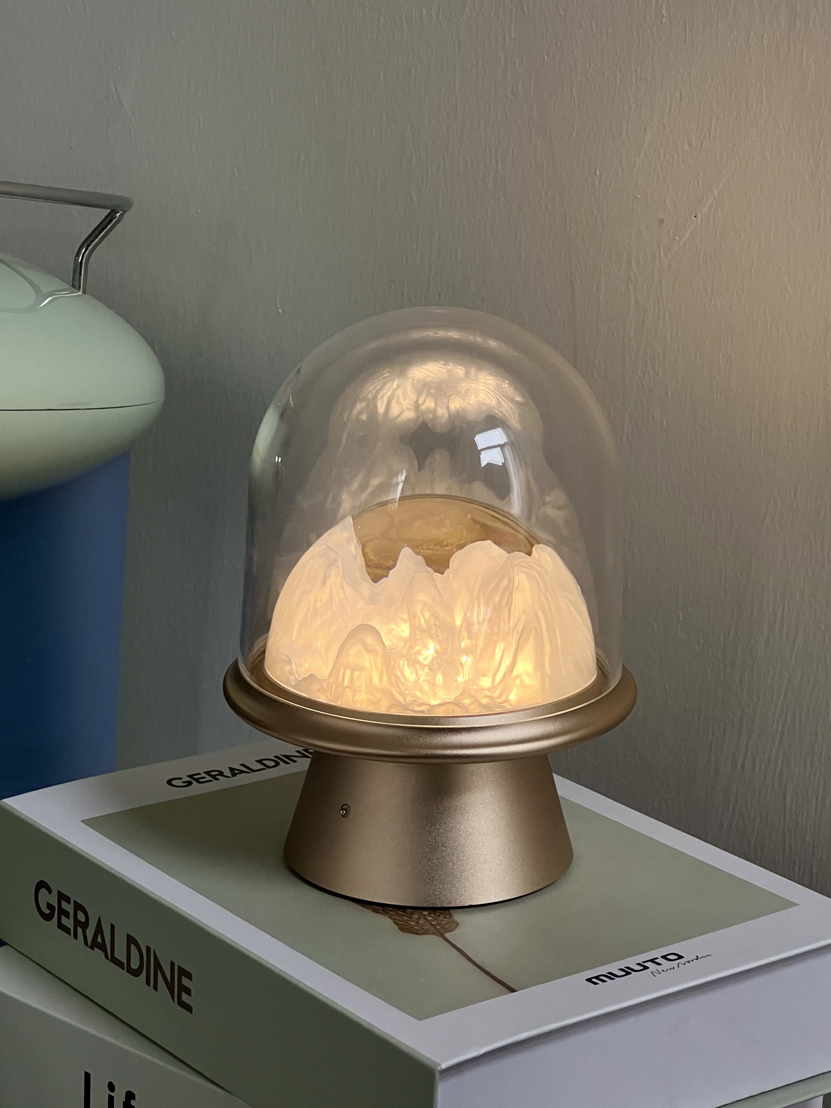 Creative table lamps, home decoration lamps, aluminum alloy acrylic atmosphere lamps, creative table lamps, ornaments, night lights Application Scenario