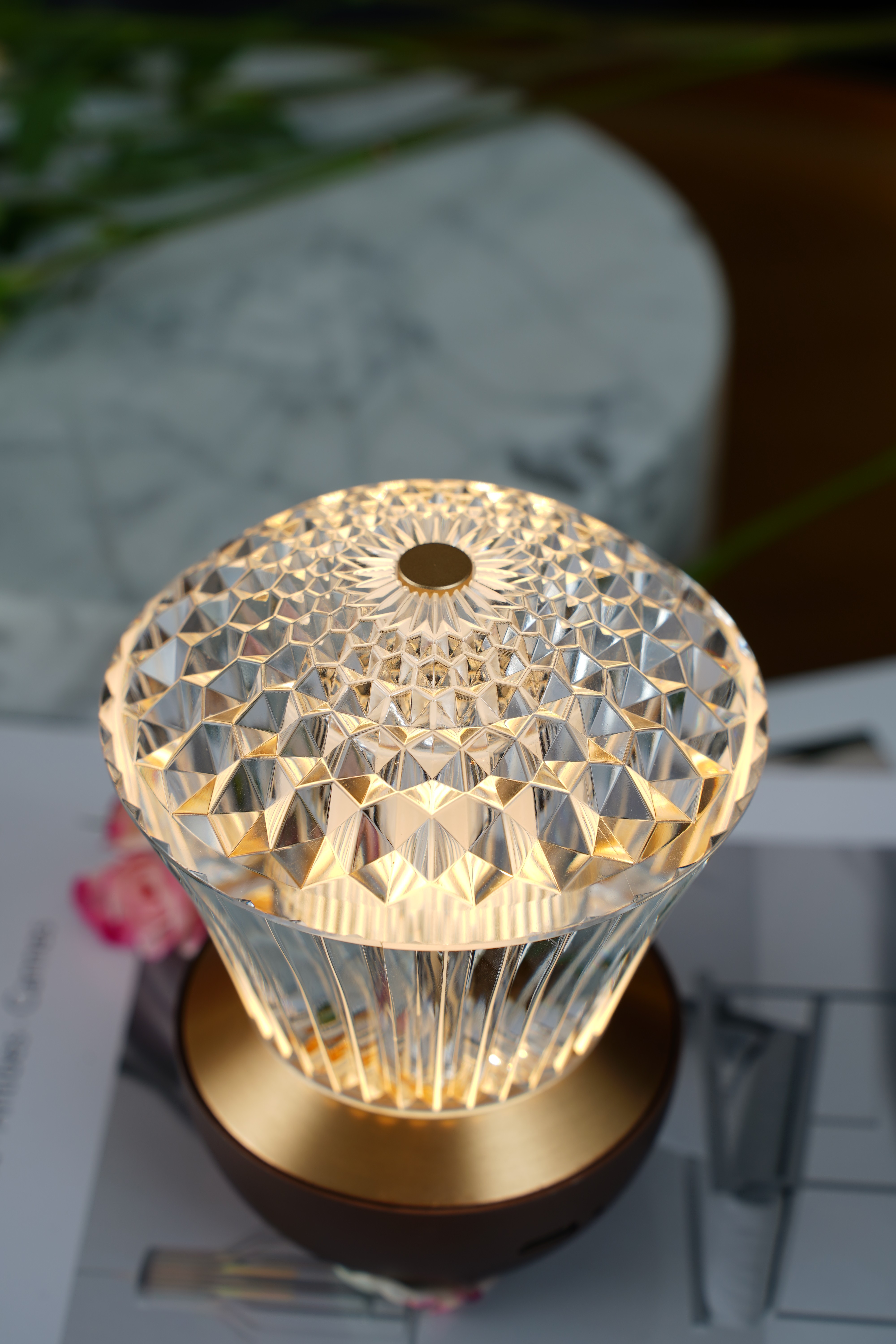 Creative table lamps, home decoration lamps, aluminum alloy ornaments, night lights, acrylic ambient lights, creative table lamps Specification drawing