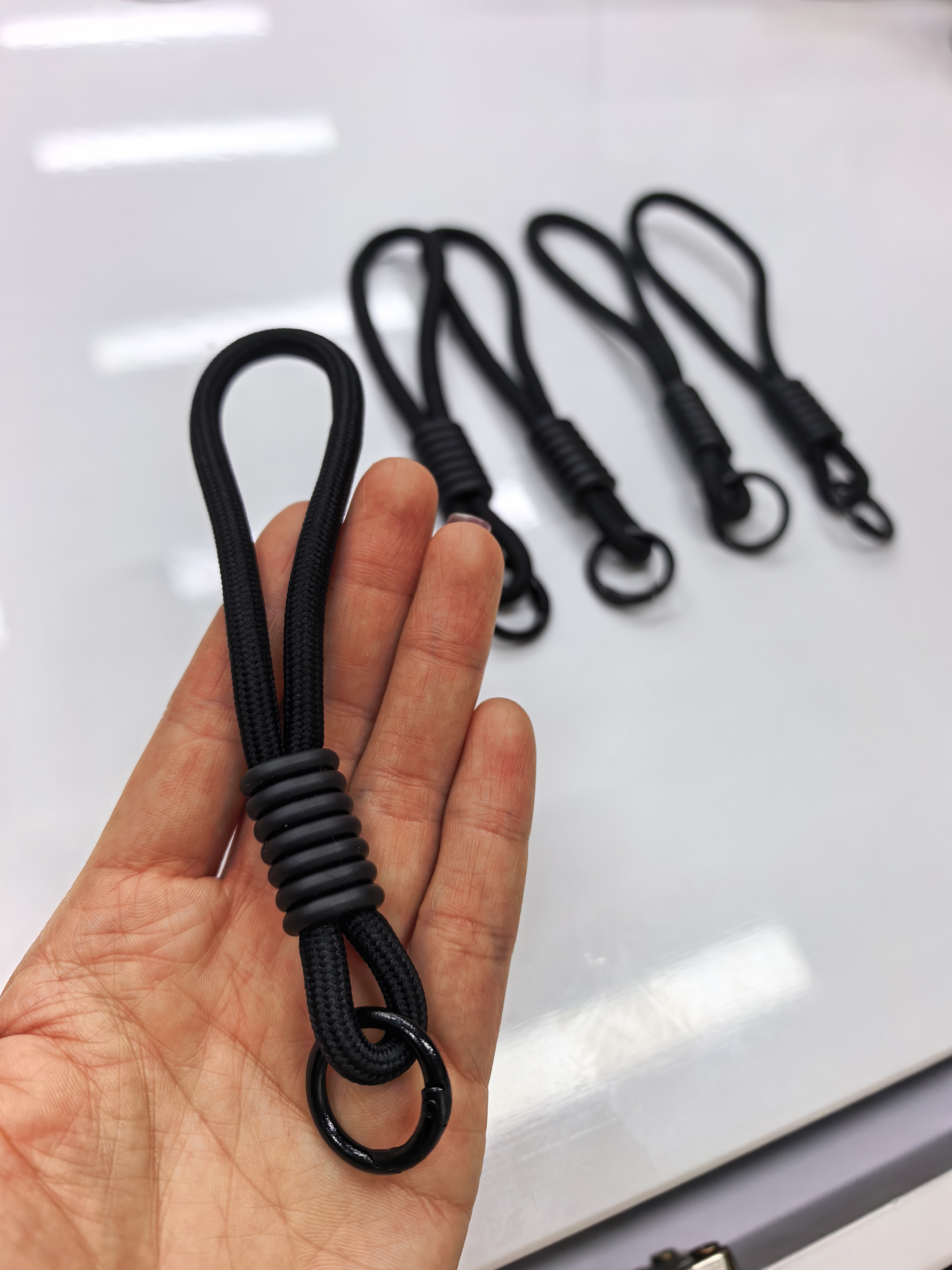 Short water cup lanyard, mountaineering water cup wrist lanyard for men and women, sturdy and durable, universal keychain, anti-loss chain details Picture