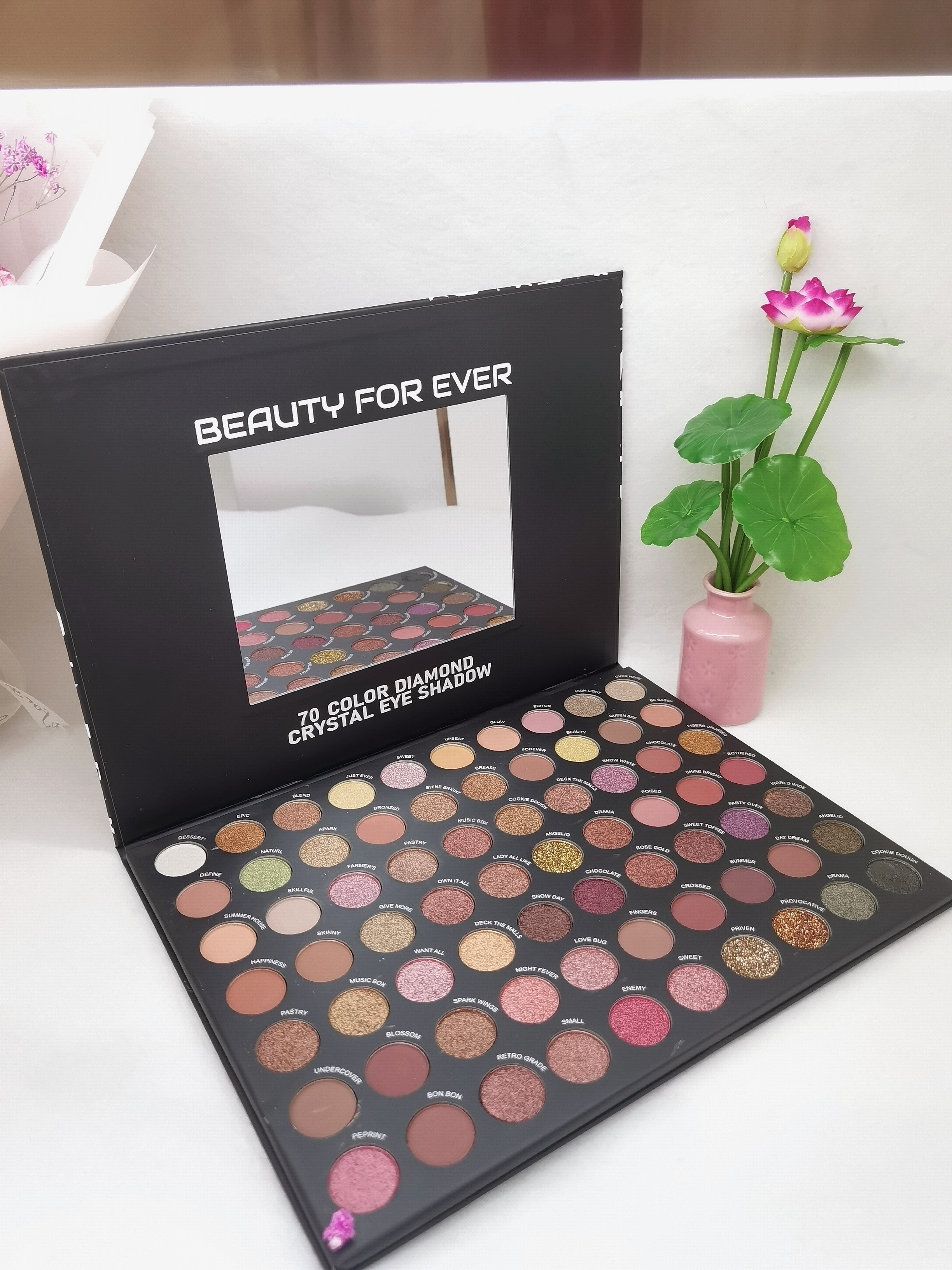 70-color eyeshadow palette details Picture