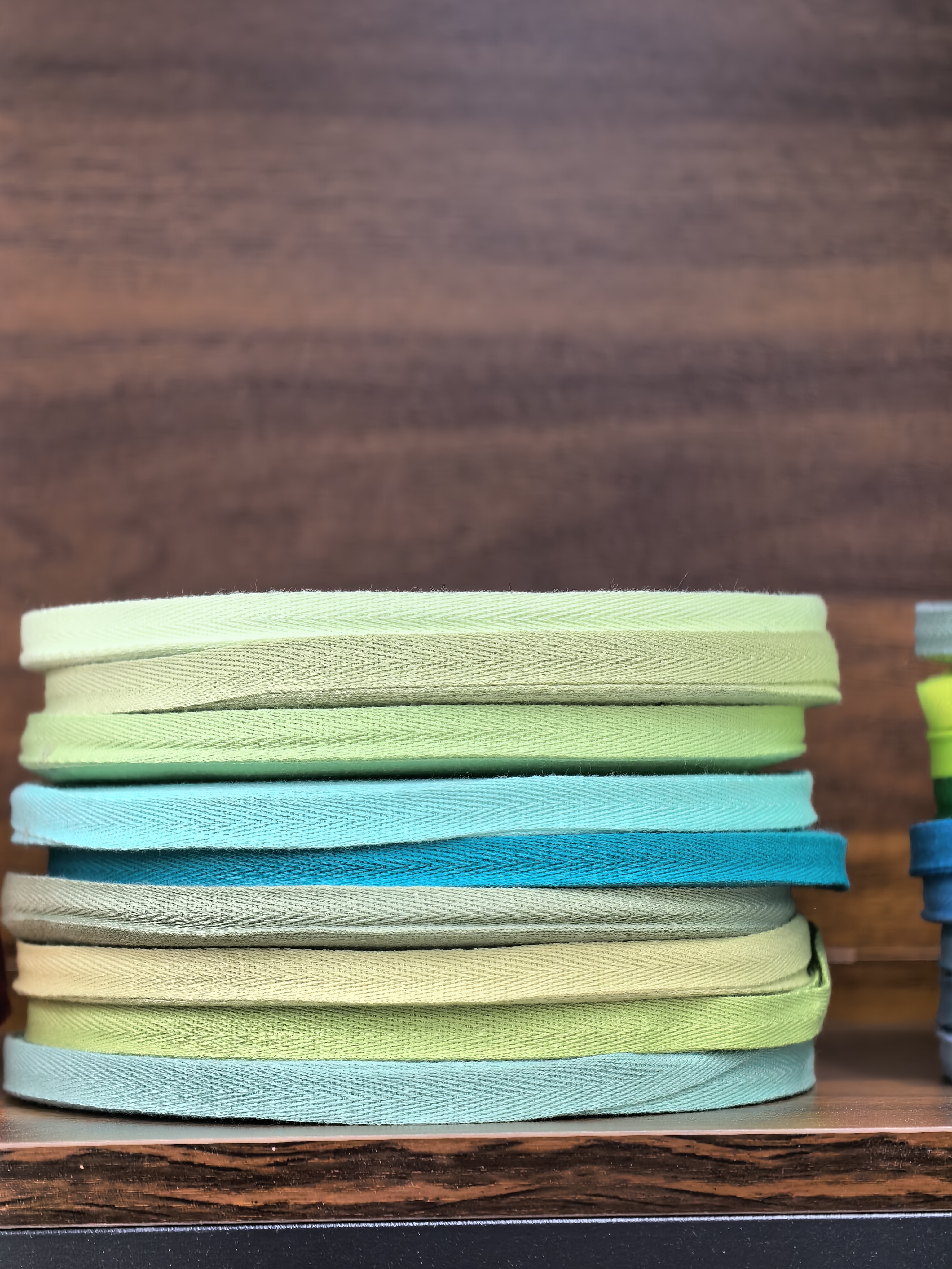 1cm colorful polyester-cotton herringbone woven band hoodie for children's clothing, with hemming at the neckline and hemming at the back of the neck. Clothing accessories detail image 9