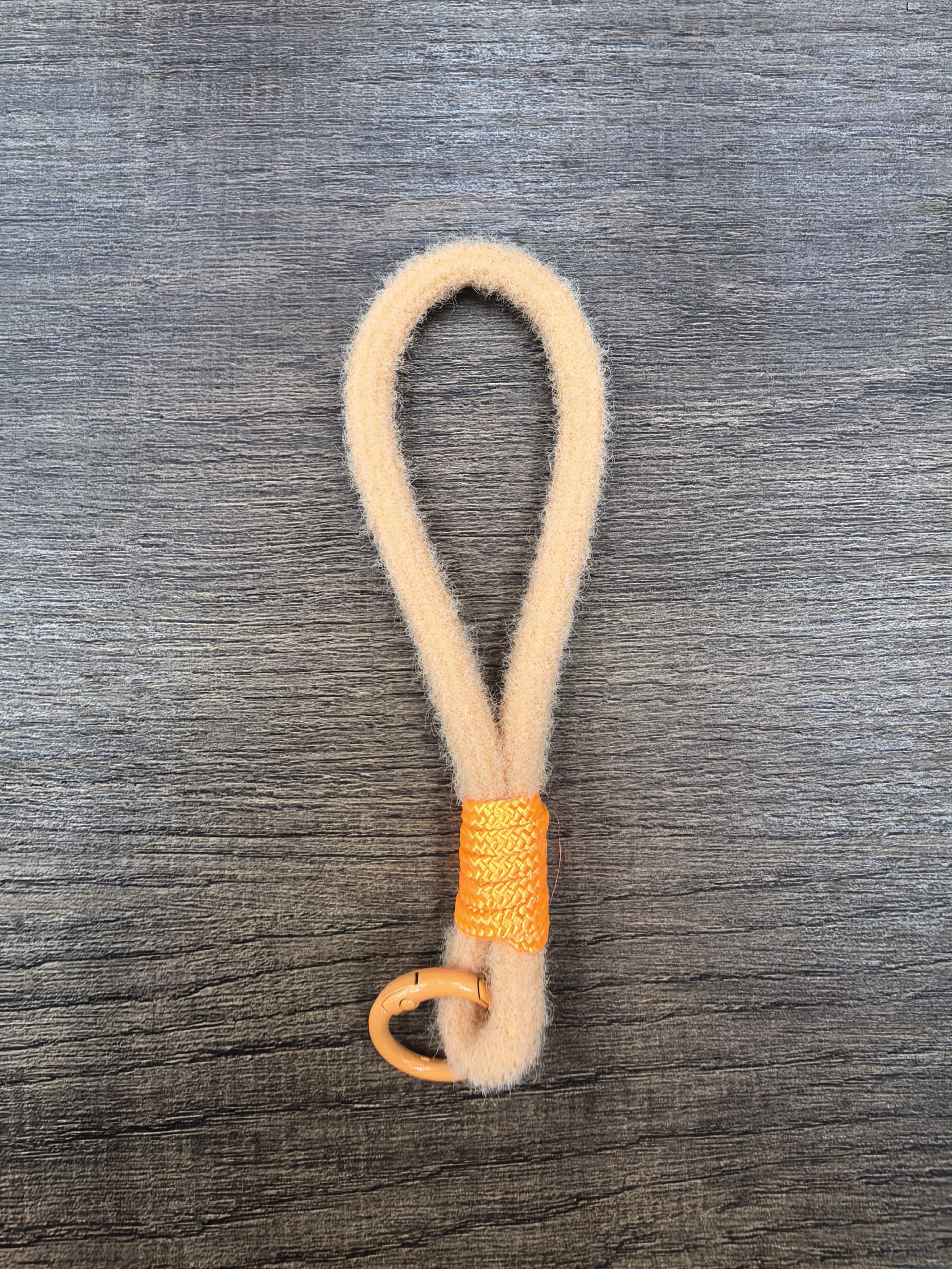 New color plush two-color mobile phone short lanyard anti-loss wristband rope water cup fashionable mobile phone chain hanging decoration details Picture