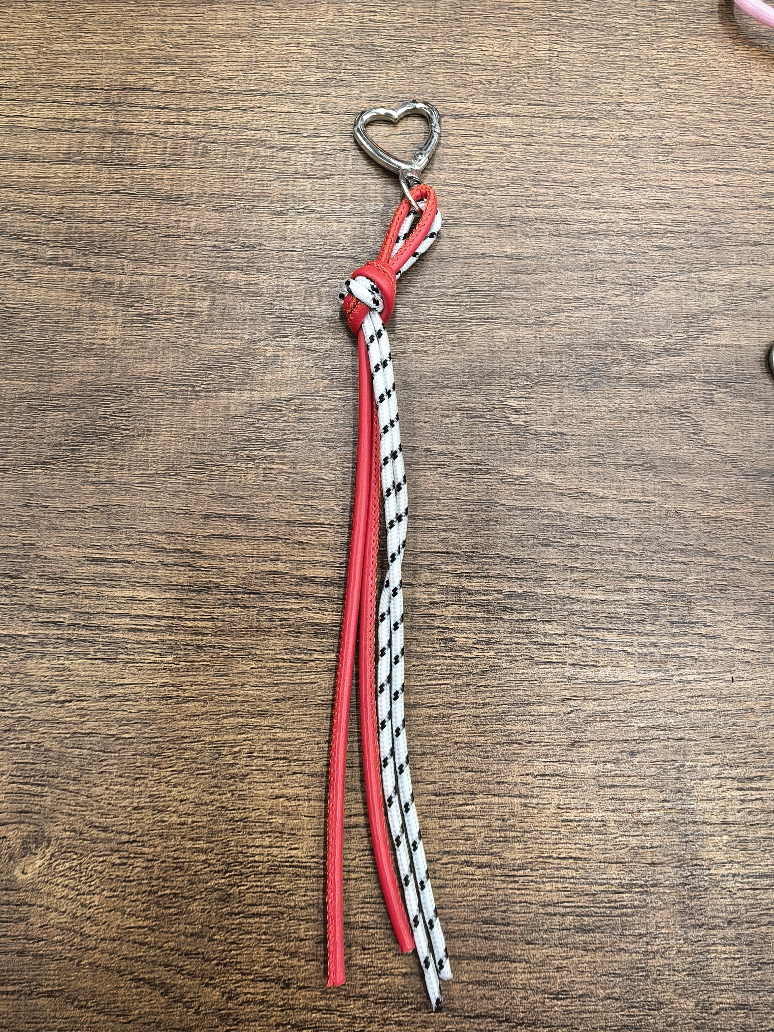 The new woven leather rope keychain pendant is simple and versatile. It is a MIU-style bag accessory and a short mobile phone lanyard Application Scenario