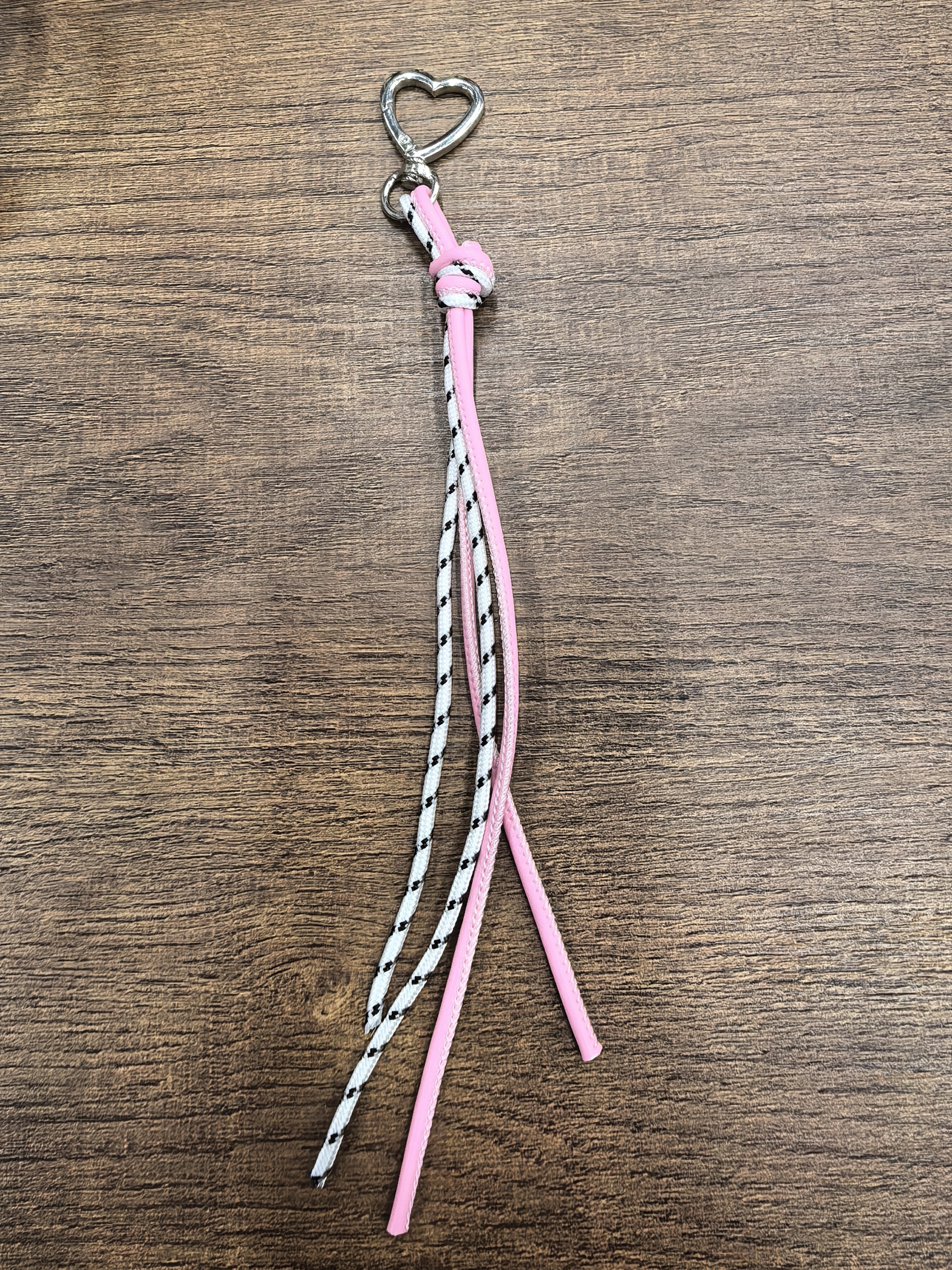 The new woven leather rope keychain pendant is simple and versatile. It is a MIU-style bag accessory and a short mobile phone lanyard