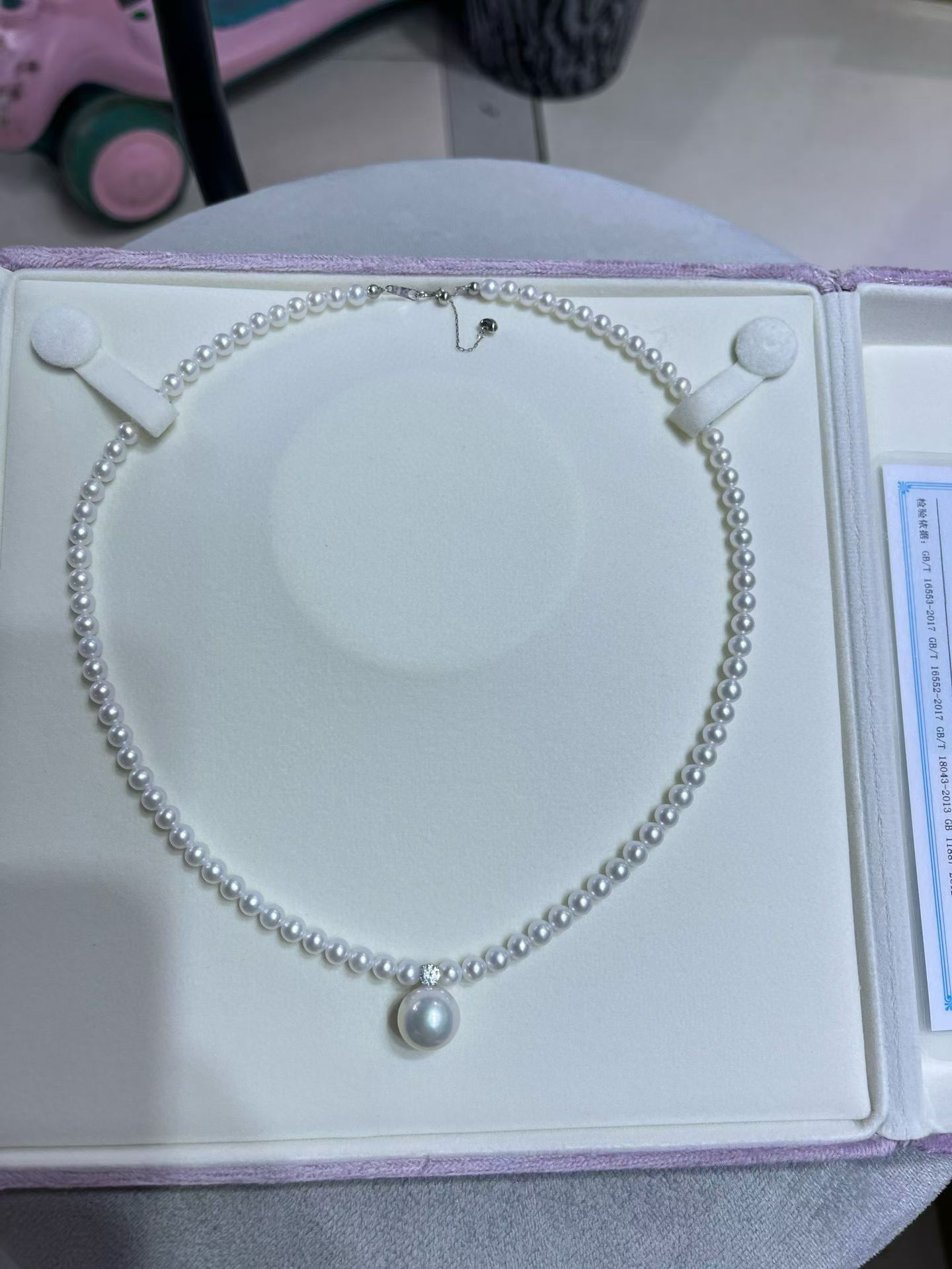 珍珠项搭配毛衣
简约大方