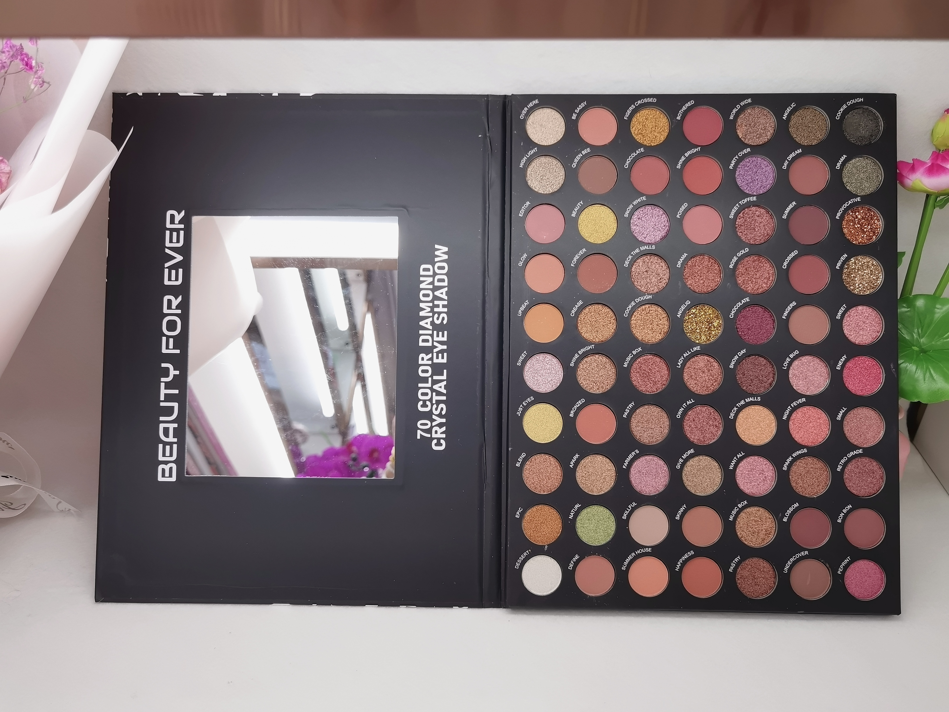 70-color eyeshadow palette Specification image