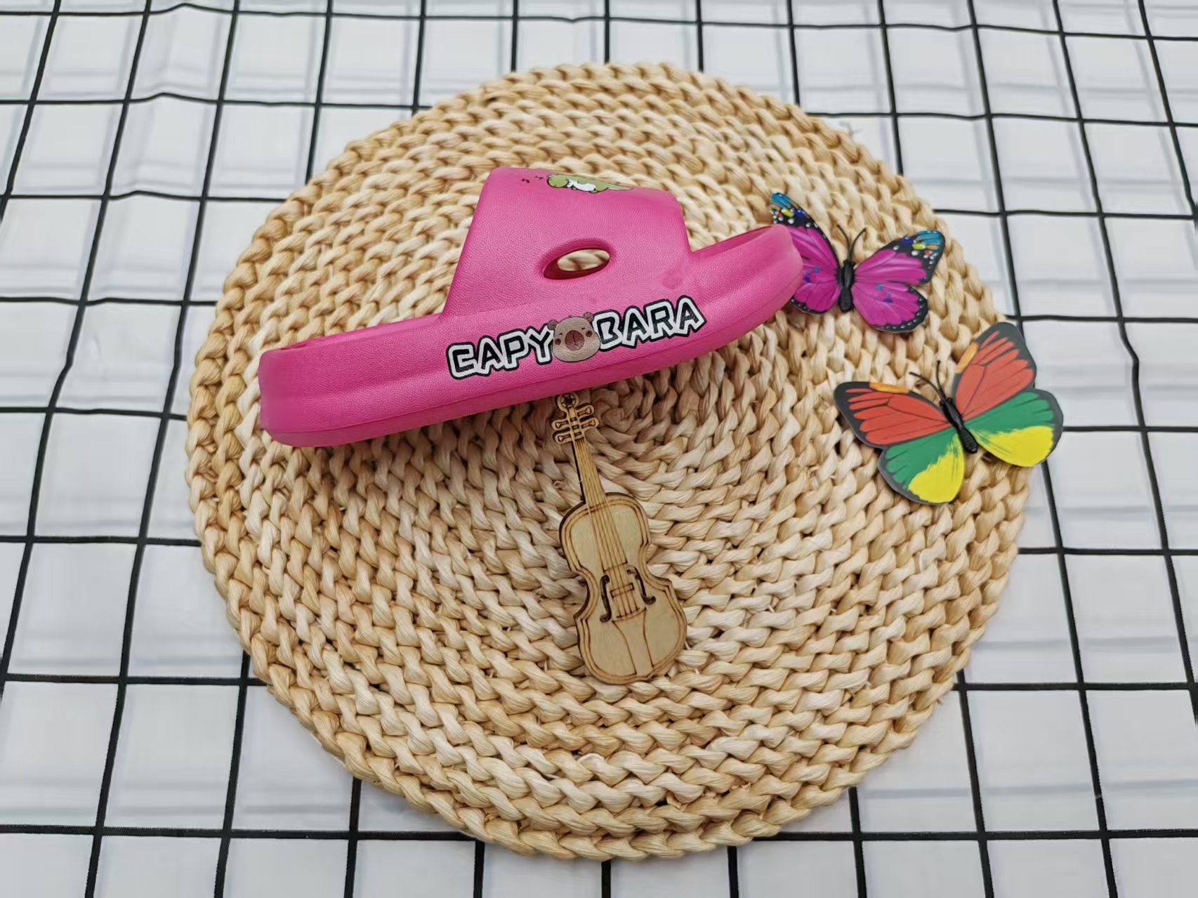 Cute cartoon anti-slip and lightweight one-shoulder flip-flops for children Specification drawing