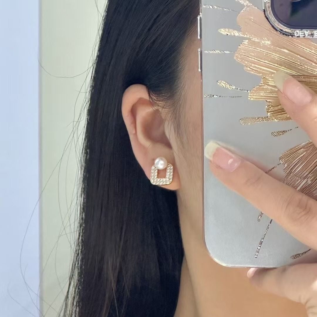 Pearl earrings with a niche and light luxury style, new design, high-quality freshwater pearl micro-inlaid zircon geometric square pearl necklace jewelry necklace detail image 4