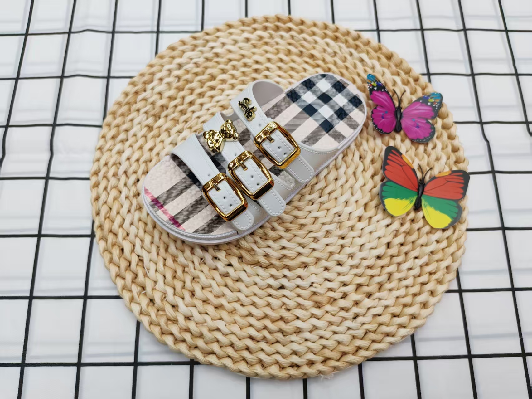 2025 New classic beige checkered canvas upper fashionable and comfortable children's checkered slippers details Picture