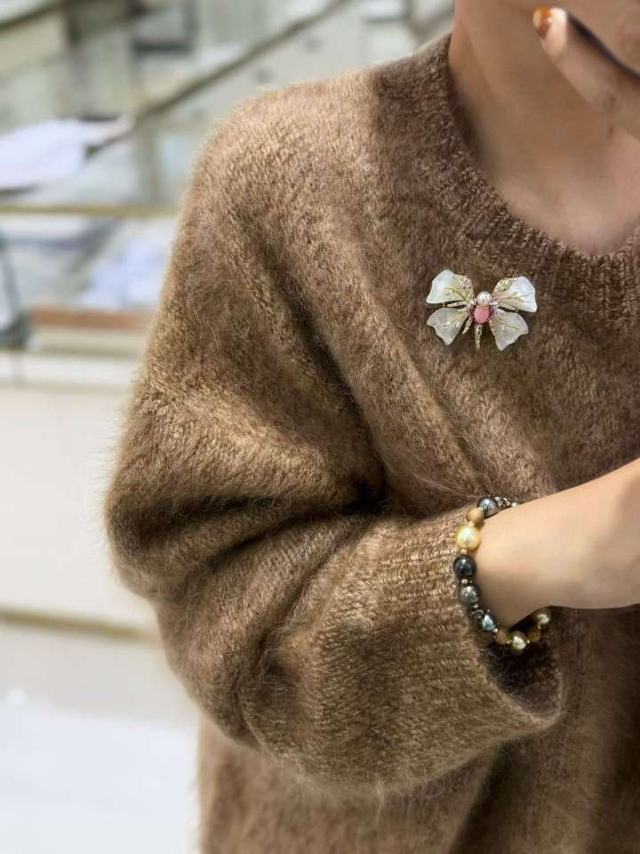 珍珠贝壳胸花 配大衣美光简约大方