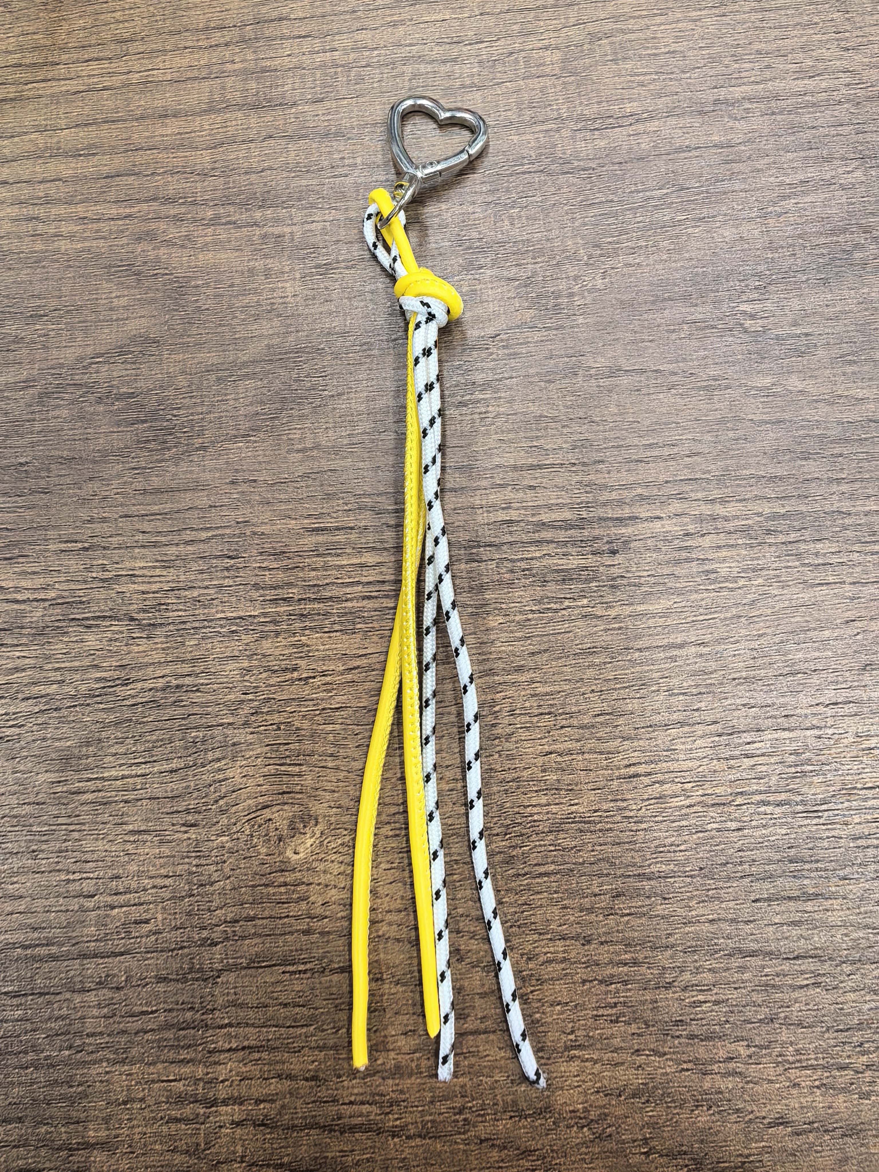 The new woven leather rope keychain pendant is simple and versatile. It is a MIU-style bag accessory and a short mobile phone lanyard detail image 2