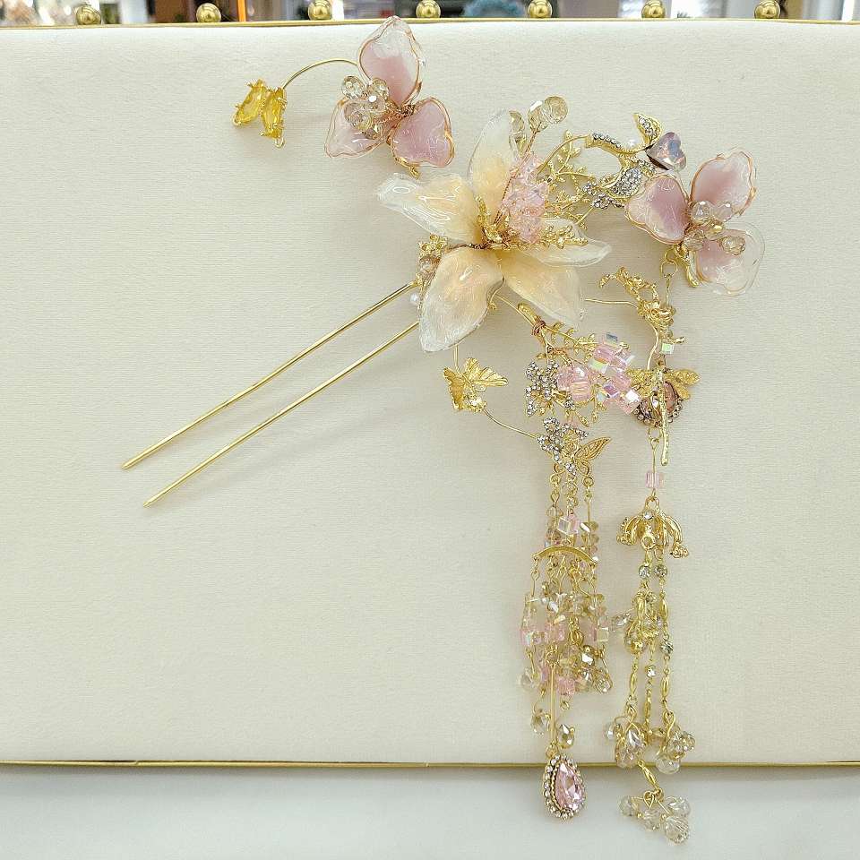 Chinese-style accessories such as hairpins, hairpins and ear hangers are essential for Hanfu photo shoots Application Scenario