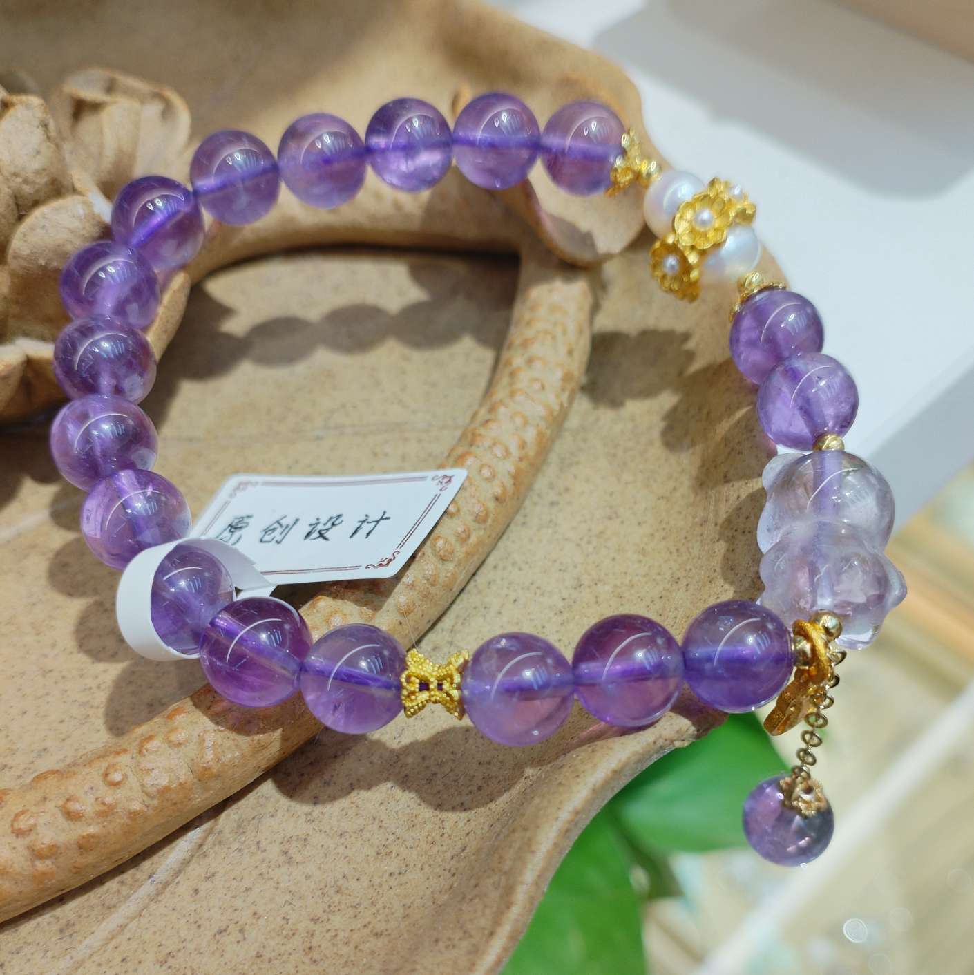 8mm natural amethyst bracelet paired with pearl bracelet is a fashionable and versatile accessory for women. It features a simple and trendy look with an elegant style detail image 5