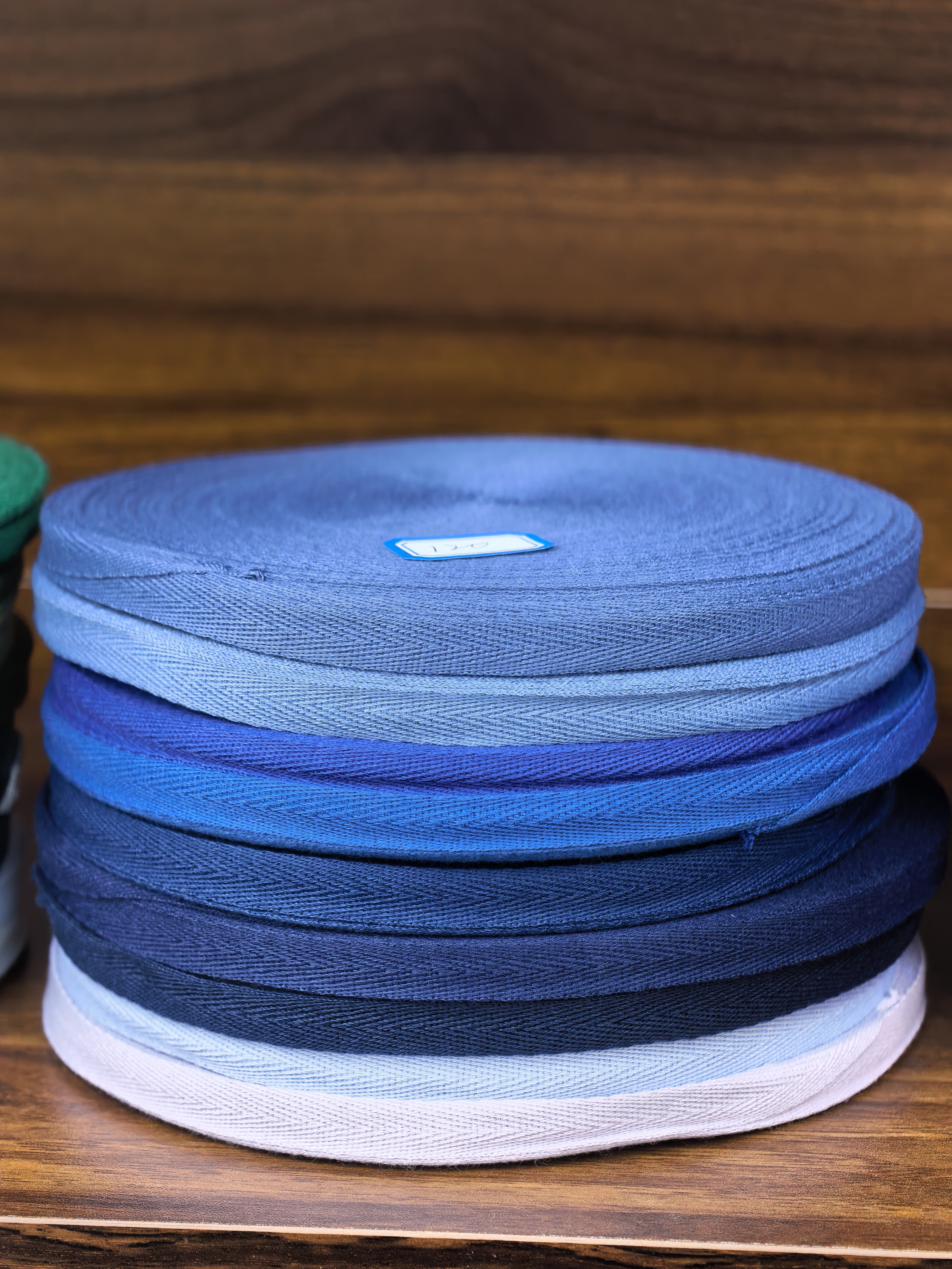 1cm colorful polyester-cotton herringbone woven band hoodie for children's clothing, with hemming at the neckline and hemming at the back of the neck. Clothing accessories detail image 6