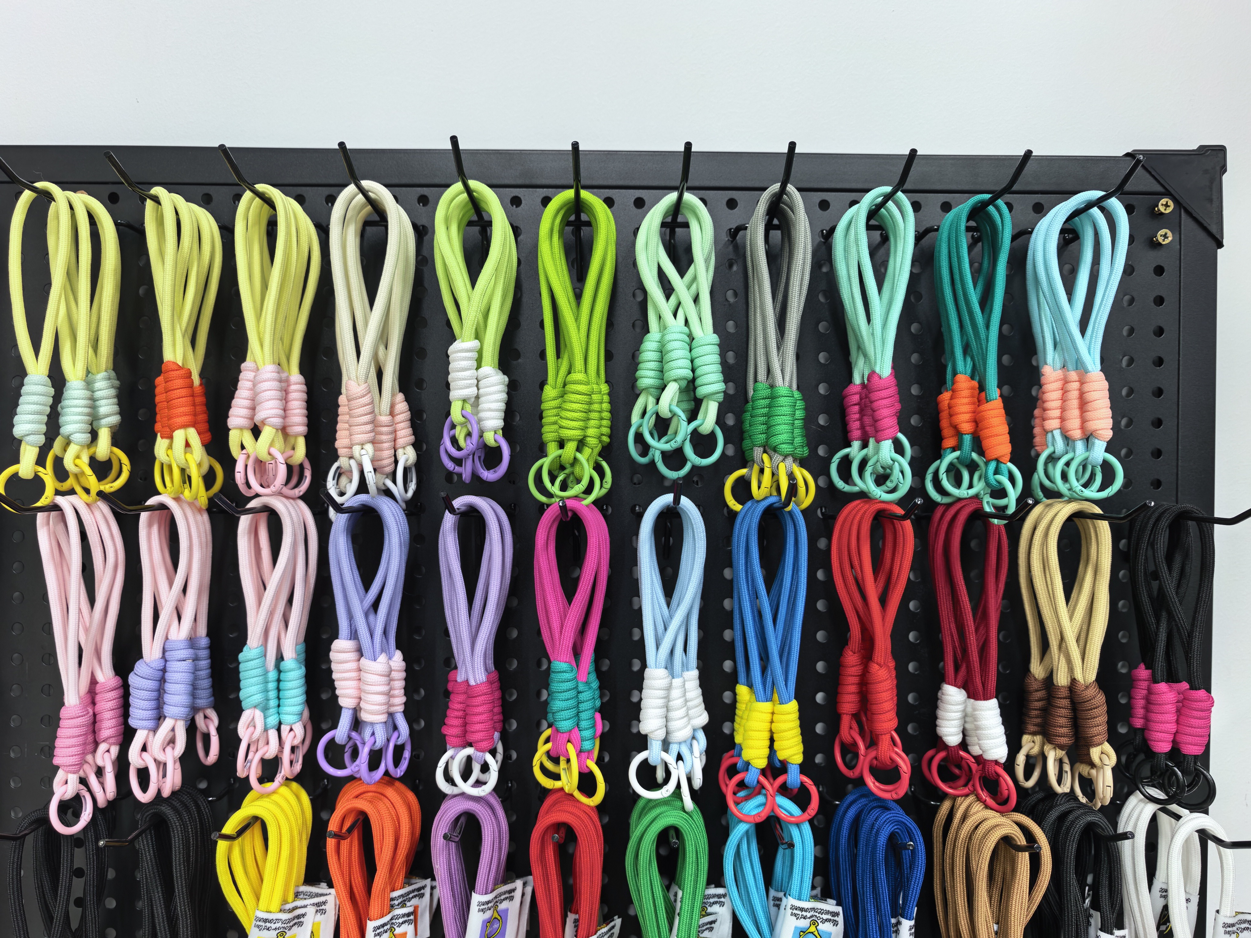 5mm short anti-loss phone lanyard, hand-woven versatile dopamine water cup lanyard, keychain accessory Item Picture