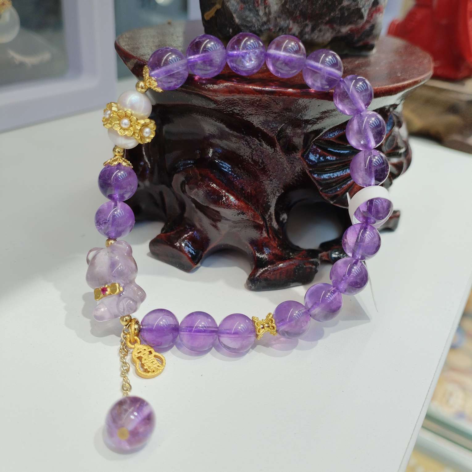 8mm natural amethyst bracelet paired with pearl bracelet is a fashionable and versatile accessory for women. It features a simple and trendy look with an elegant style