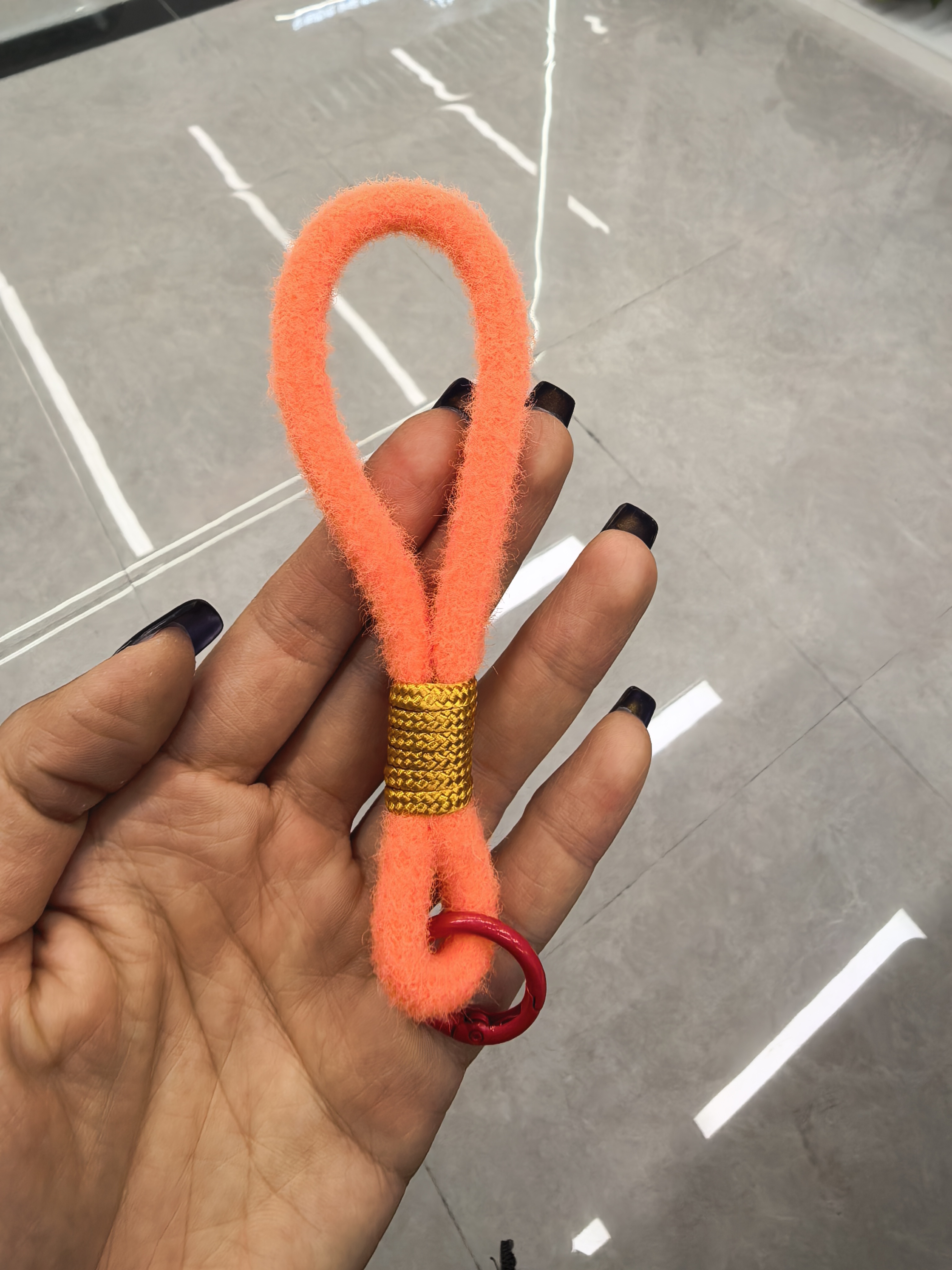 New color plush two-color mobile phone short lanyard anti-loss wristband rope water cup fashionable mobile phone chain hanging decoration Item Picture