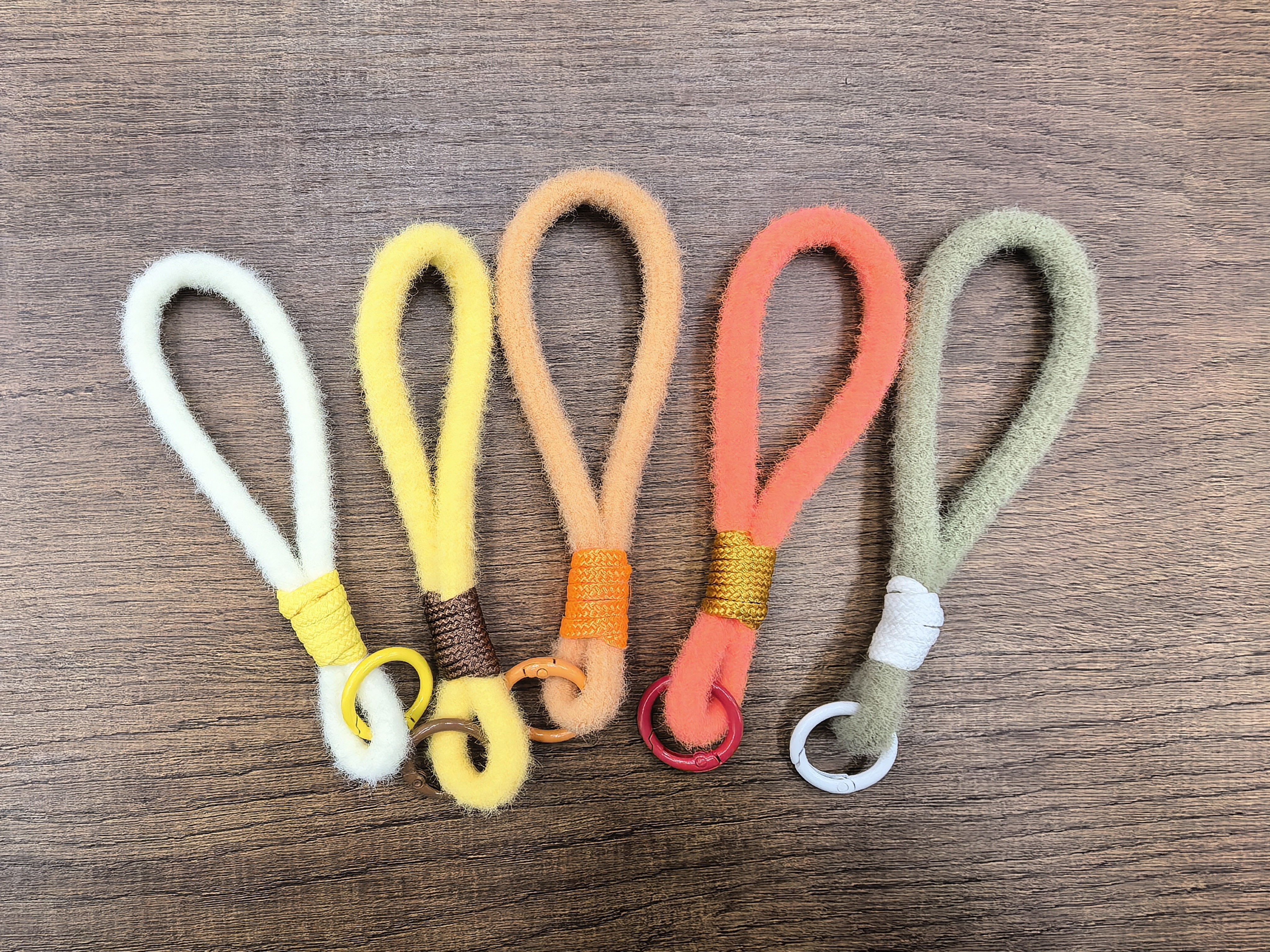 New color plush two-color mobile phone short lanyard anti-loss wristband rope water cup fashionable mobile phone chain hanging decoration detail image 6