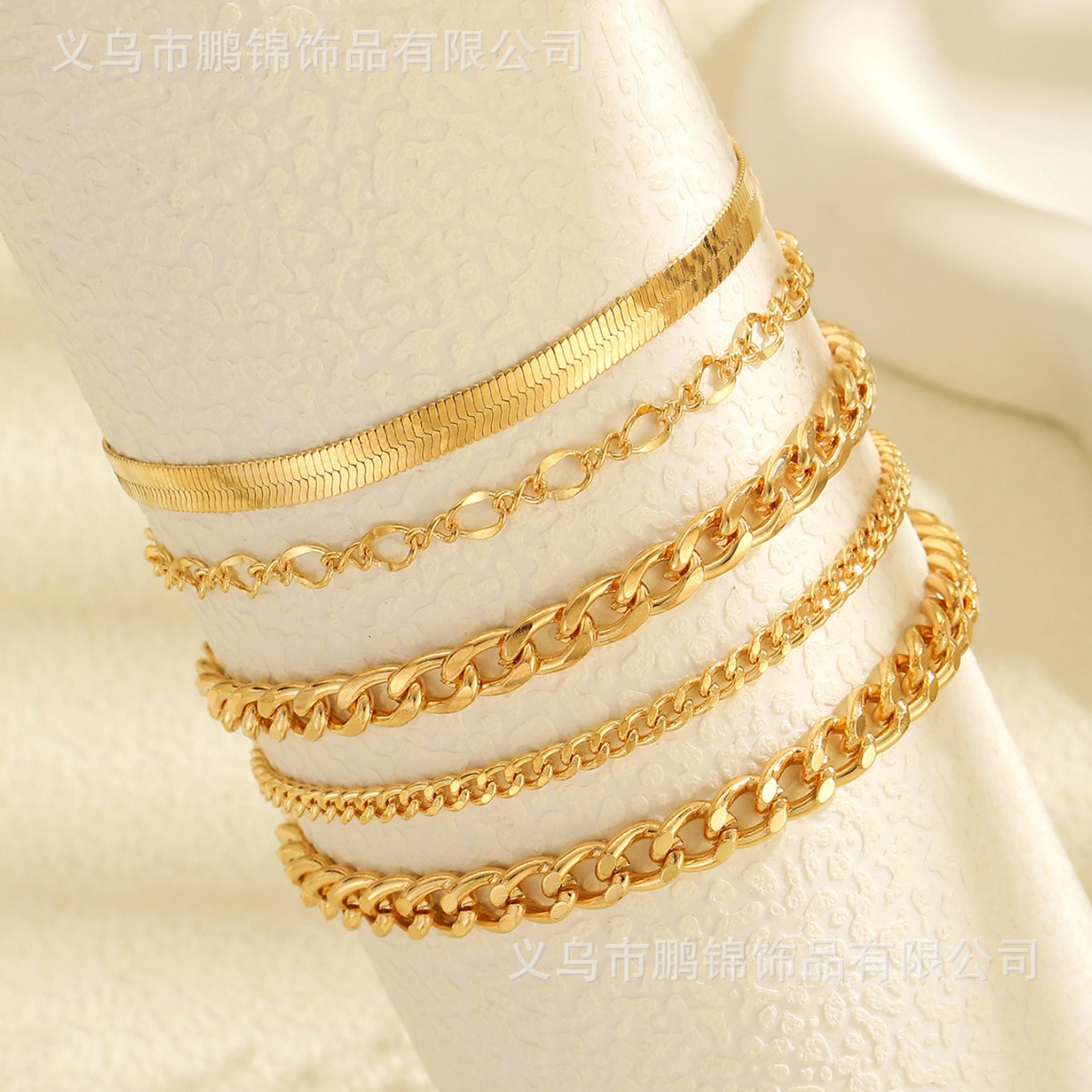 跨境欧美饰品 金色手链轻奢高级感小众设计感首饰配饰简约手饰女白底实物图