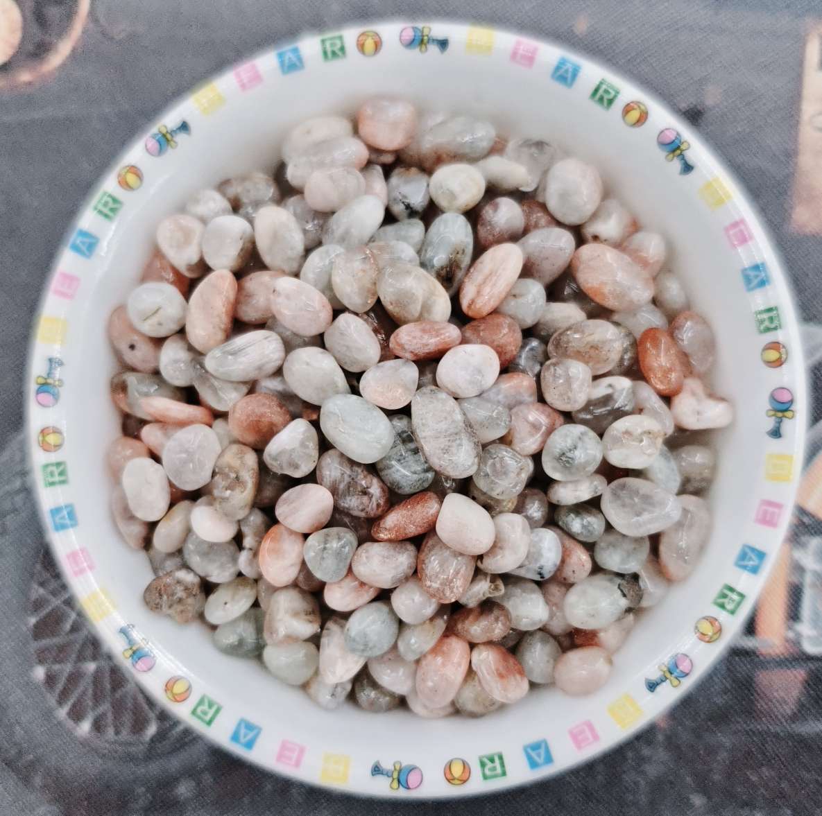 玛瑙碎石 批发 多色混装 园艺造景石 鱼缸多肉铺面石 性价比高白底实物图