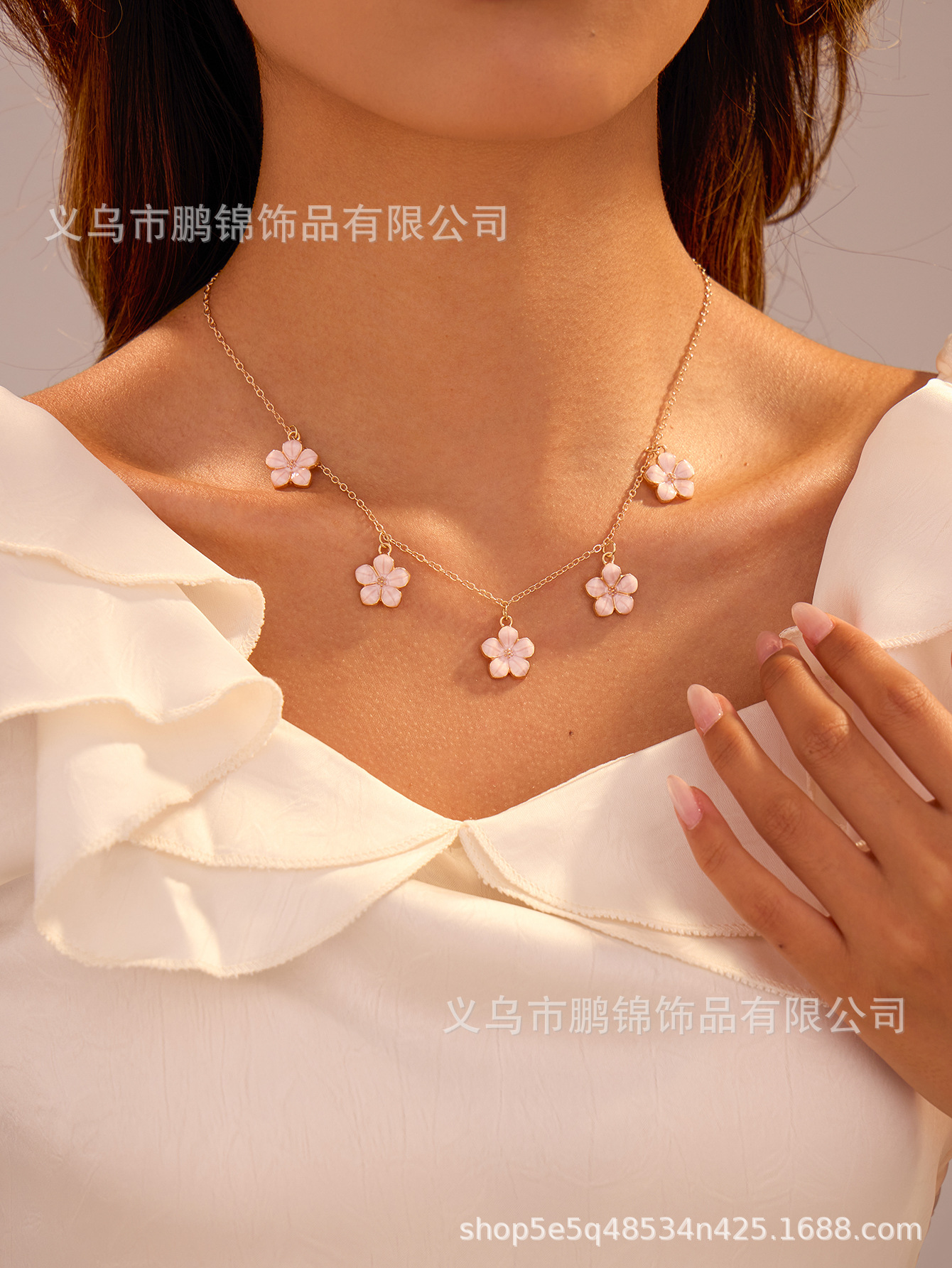 欧美跨境饰品 花朵吊坠项链女时尚小众轻奢高级感首饰配饰女项饰白底实物图