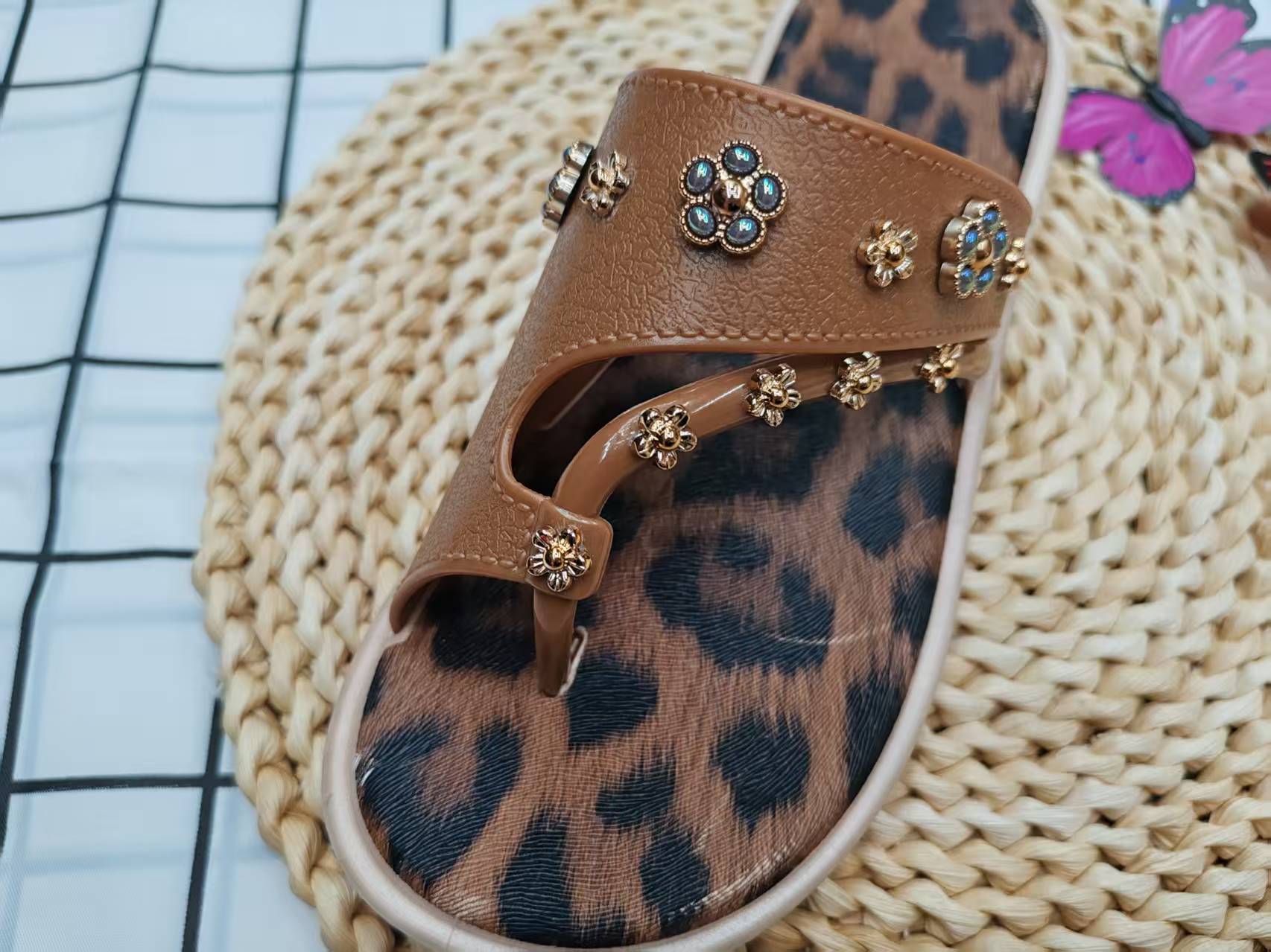 Summer fashionable and comfortable flat-bottomed flip-flops with leopard print Application Scenario