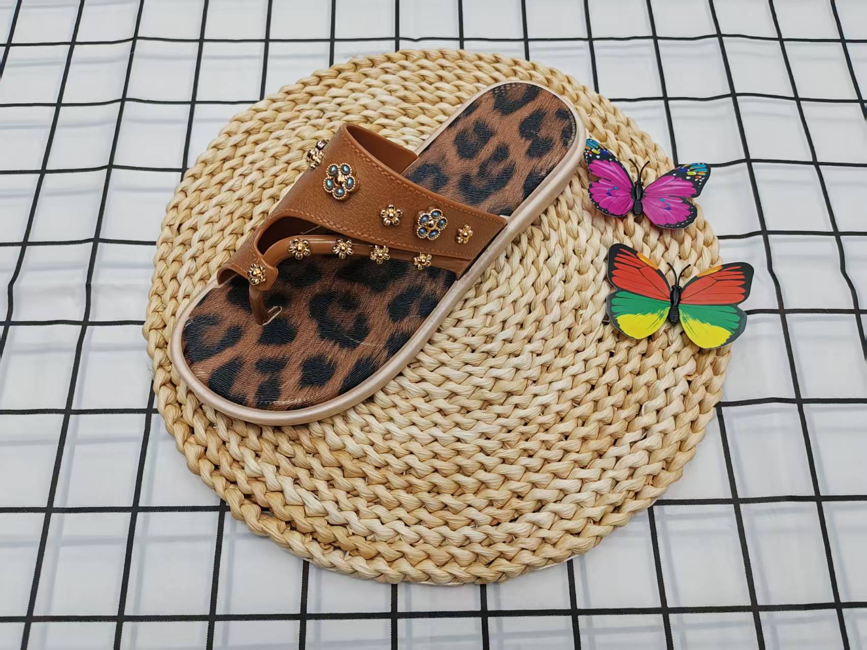 Summer fashionable and comfortable flat-bottomed flip-flops with leopard print details Picture