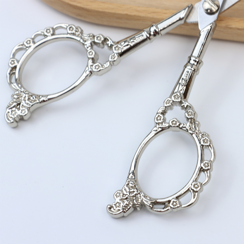 跨境新款欧式复古梅花剪家用不锈钢小剪刀十字绣线头绣花剪窗花剪金凤凰复古造型国潮合金剪不锈钢家用剪十字绣花刺绣线头手工剪刀细节图