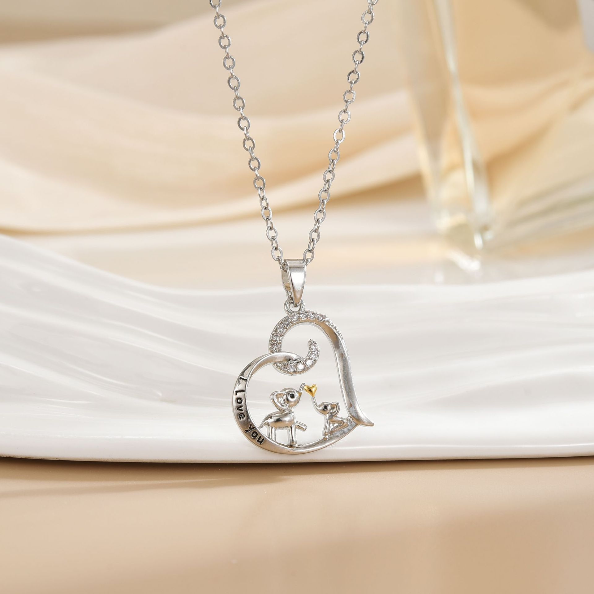 新款跨境外贸母亲节心形设计吊坠项链女简约高级感节日礼物锁骨链。白底实物图