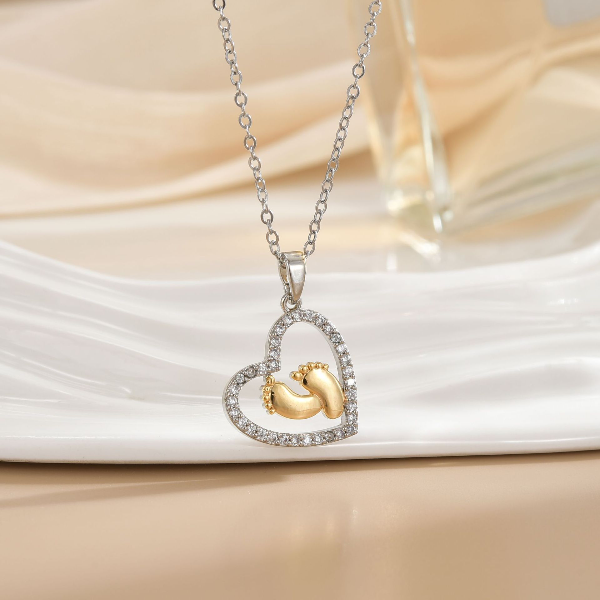 新款跨境外贸母亲节心形设计吊坠项链女简约高级感节日礼物锁骨链。细节图