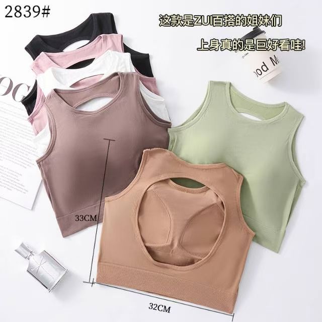 The vest is breathable and seamless for a beautiful back details Picture