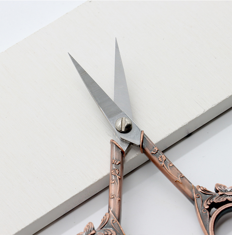 跨境新款欧式复古蝴蝶剪家用不锈钢小剪刀十字绣线头绣花剪窗花剪金凤凰复古造型国潮合金剪不锈钢家用剪十字绣花刺绣线头手工剪刀详情3