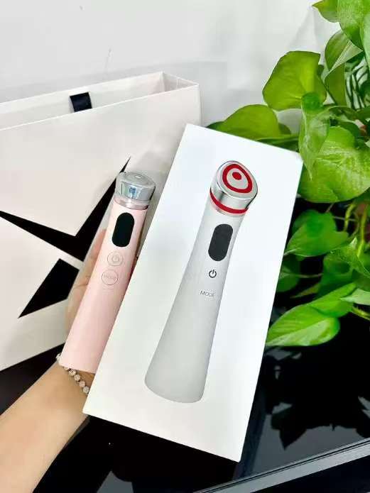 LED七彩美容仪导入仪是一种结合光疗和导入功能的家用美容仪器，通过不同颜色的LED光线照射和微电流技术，实现多种肌肤护理