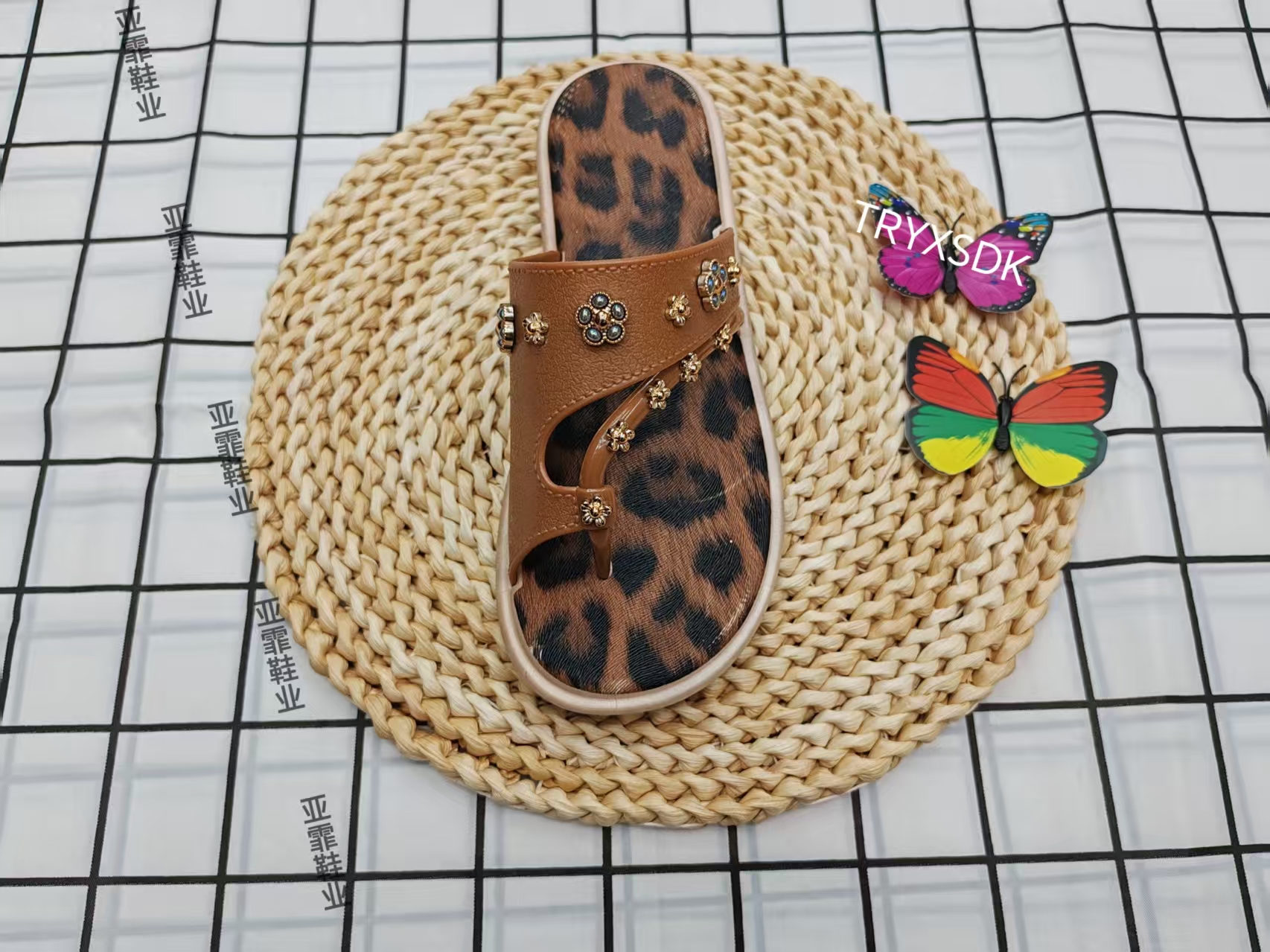 Summer fashionable and comfortable flat-bottomed flip-flops with leopard print full figure