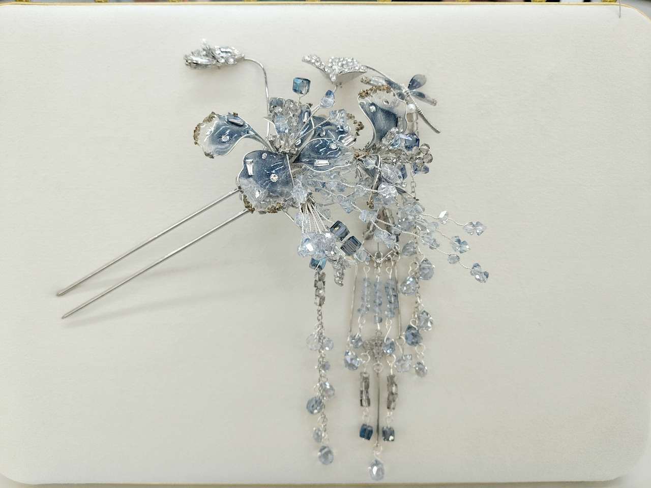 The Chinese-style hair accessory set with light blue and silver as the main colors has an overall elegant, dynamic and cool style. It is suitable for matching with simple and elegant Hanfu such as chest-length and Ming-style clothing, and can also be used for wedding photo shoots details Picture