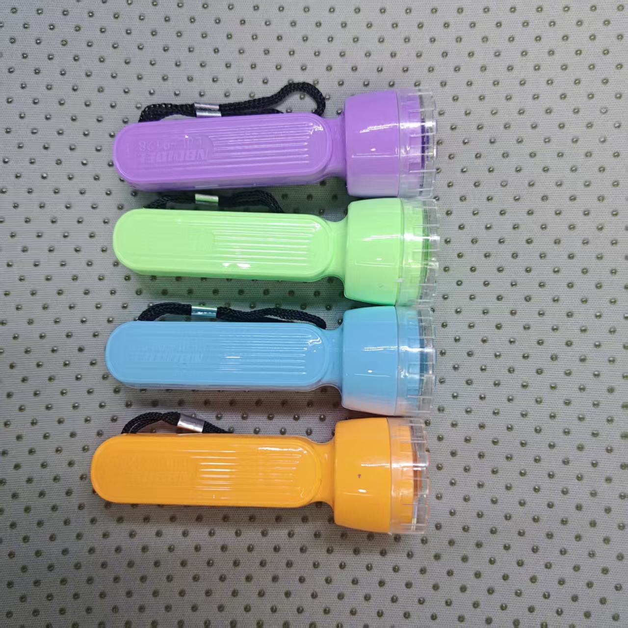 Four-color Mini Flashlight, portable and fashionable, lighting up the little joys of life. Wholesale from 9128 factory details Picture