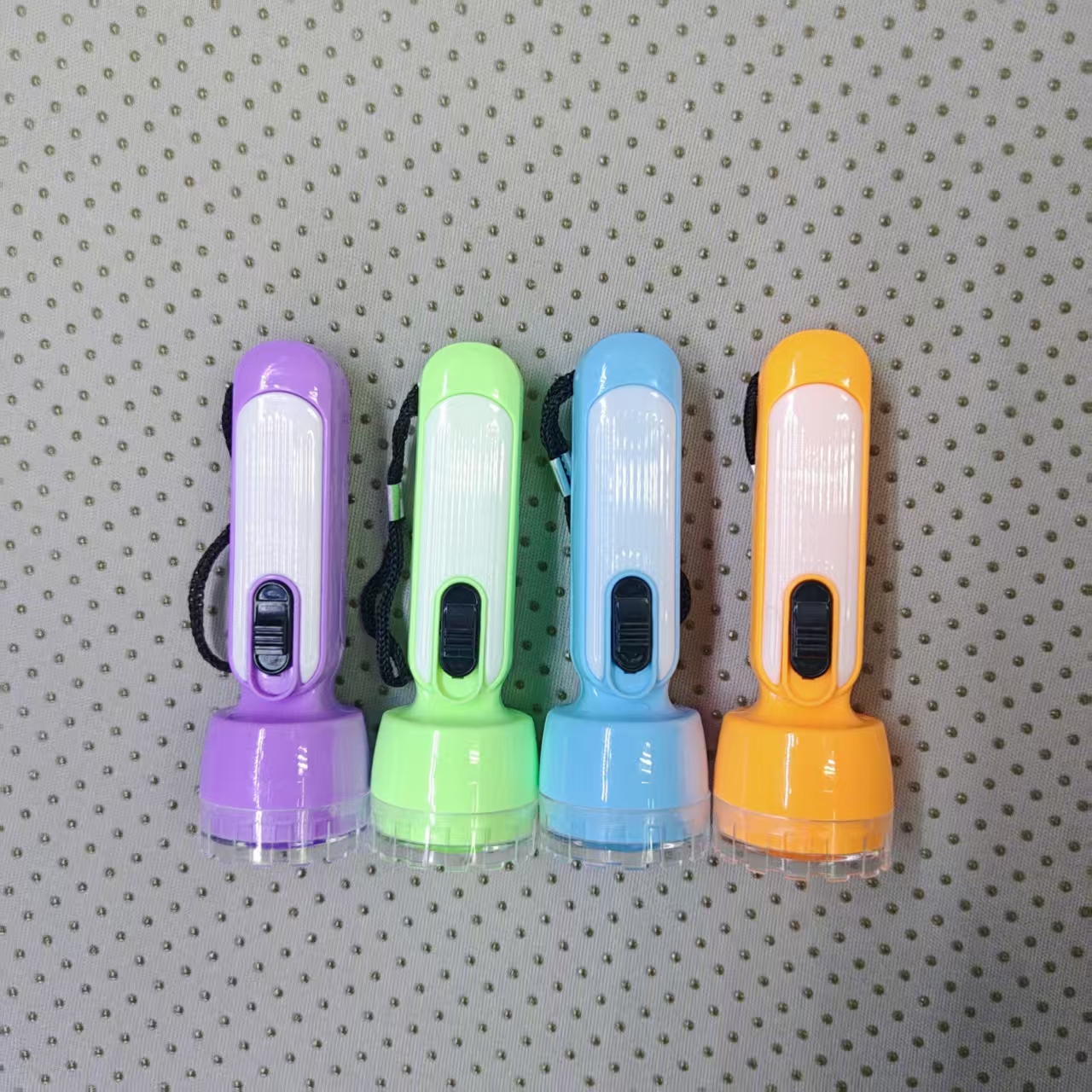 Four-color Mini Flashlight, portable and fashionable, lighting up the little joys of life. Wholesale from 9128 factory