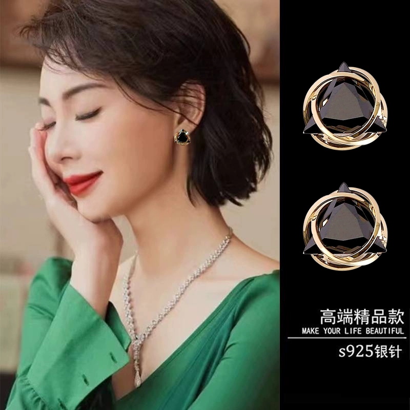 The black triangular stud earrings worn by celebrities exude a touch of light luxury and sophistication. The zircon crystal earrings are exquisite and versatile Application Scenario