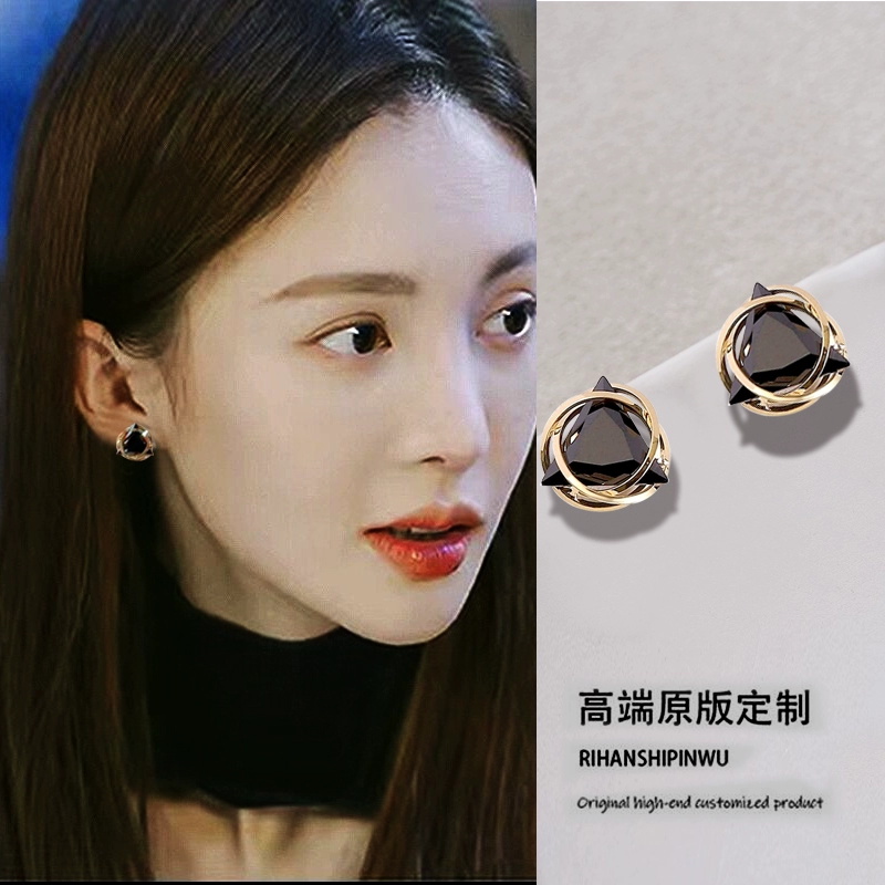 The black triangular stud earrings worn by celebrities exude a touch of light luxury and sophistication. The zircon crystal earrings are exquisite and versatile Specification image