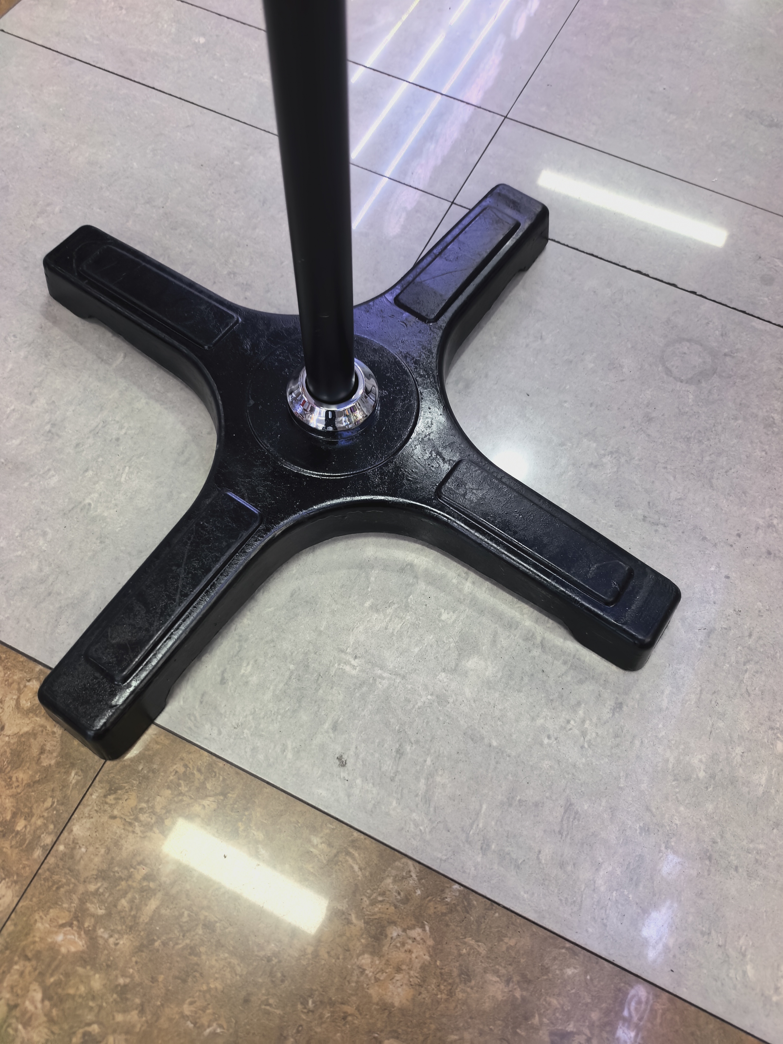The cross-shaped chassis, copper motor, aluminum blade with lifting function, electric fan has strong wind force and high air volume Item Picture