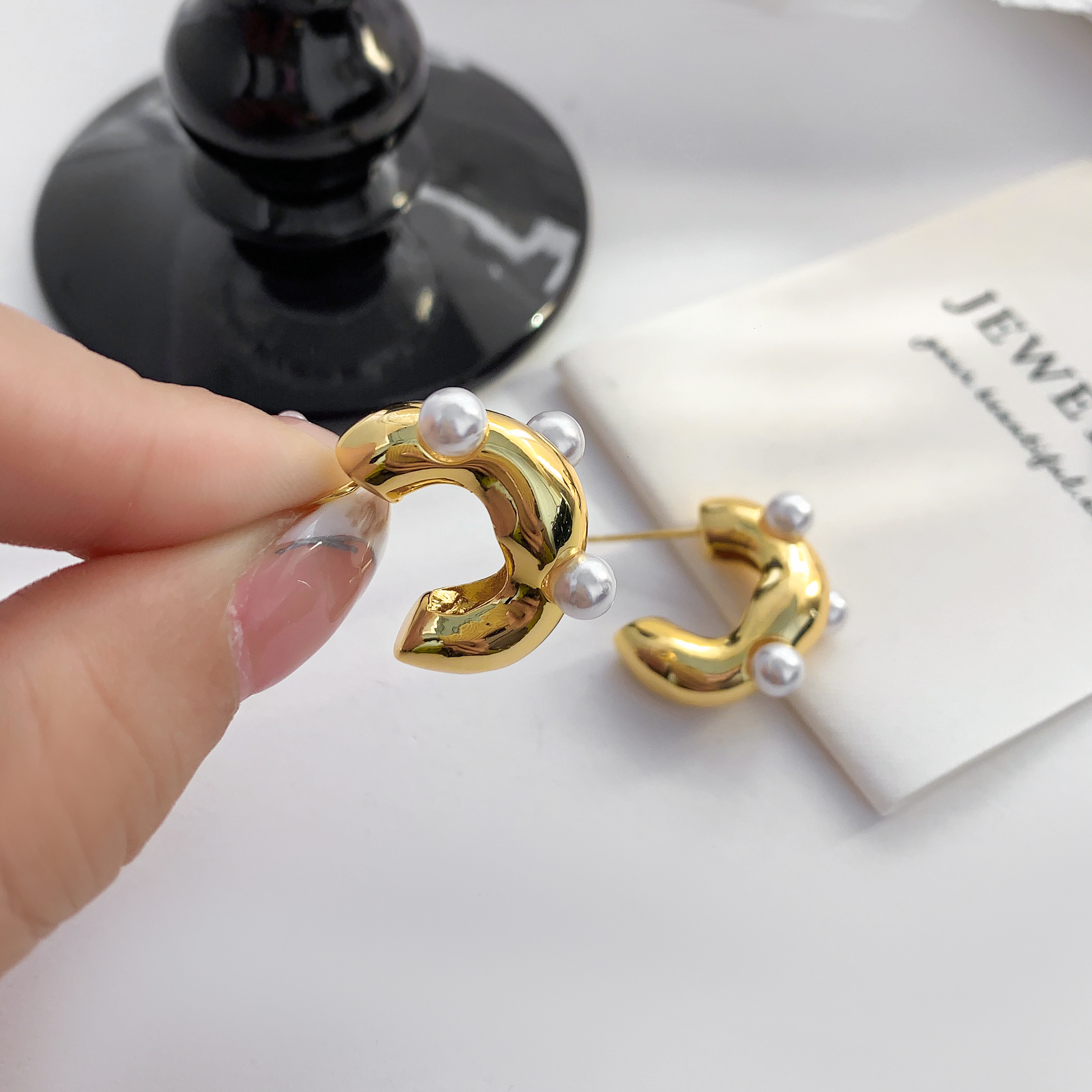 High-end irregular C-shaped pearl stud earrings, copper-plated real gold, ins exaggerated style earrings and jewelry factory customized wholesale Application Scenario