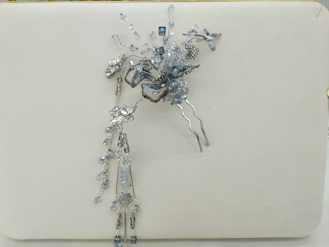 The Chinese-style hair accessory set with light blue and silver as the main colors has an overall elegant, dynamic and cool style. It is suitable for matching with simple and elegant Hanfu such as chest-length and Ming-style clothing, and can also be used for wedding photo shoots Specification image