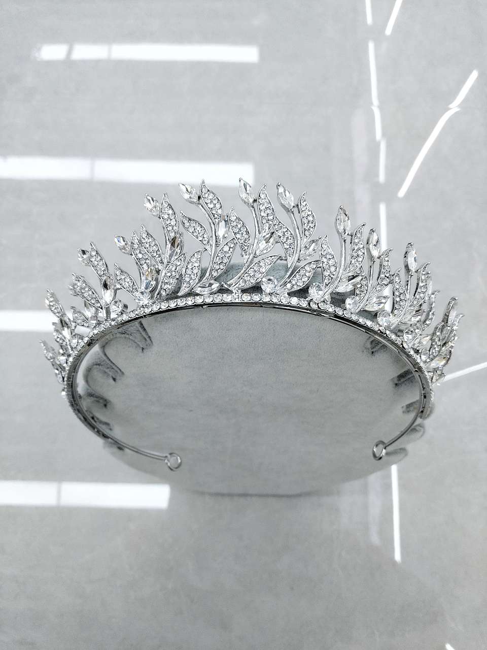 The fully inlaid crystal leaf-vine bride's crown has a "luxurious princess" and "grand queen" style, making it suitable for wedding ceremonies, main veil looks or dinner occasions