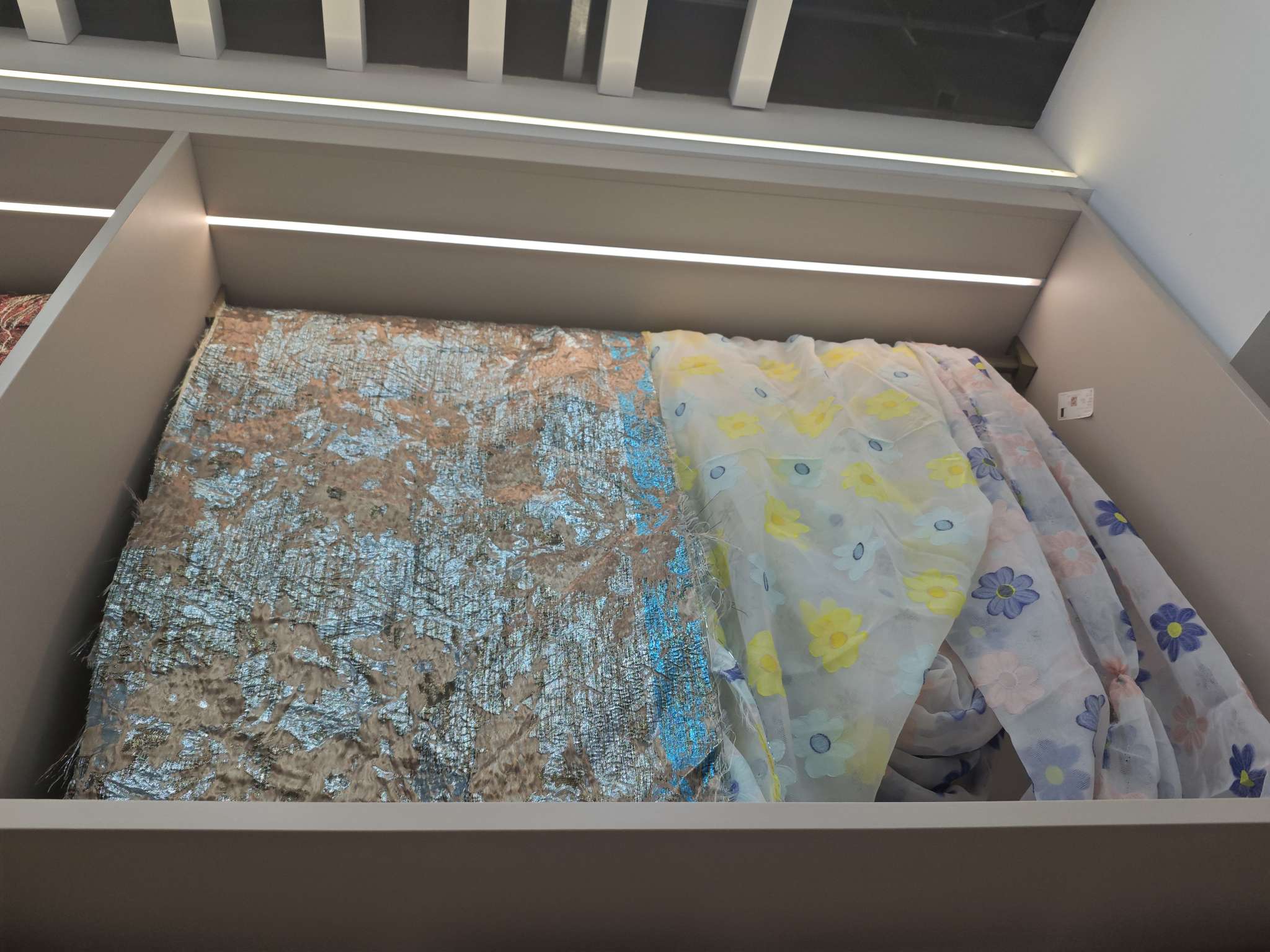 刺绣小花蚕丝线加工刺绣布贴纯手工刺绣画绣花工艺制作工厂定制