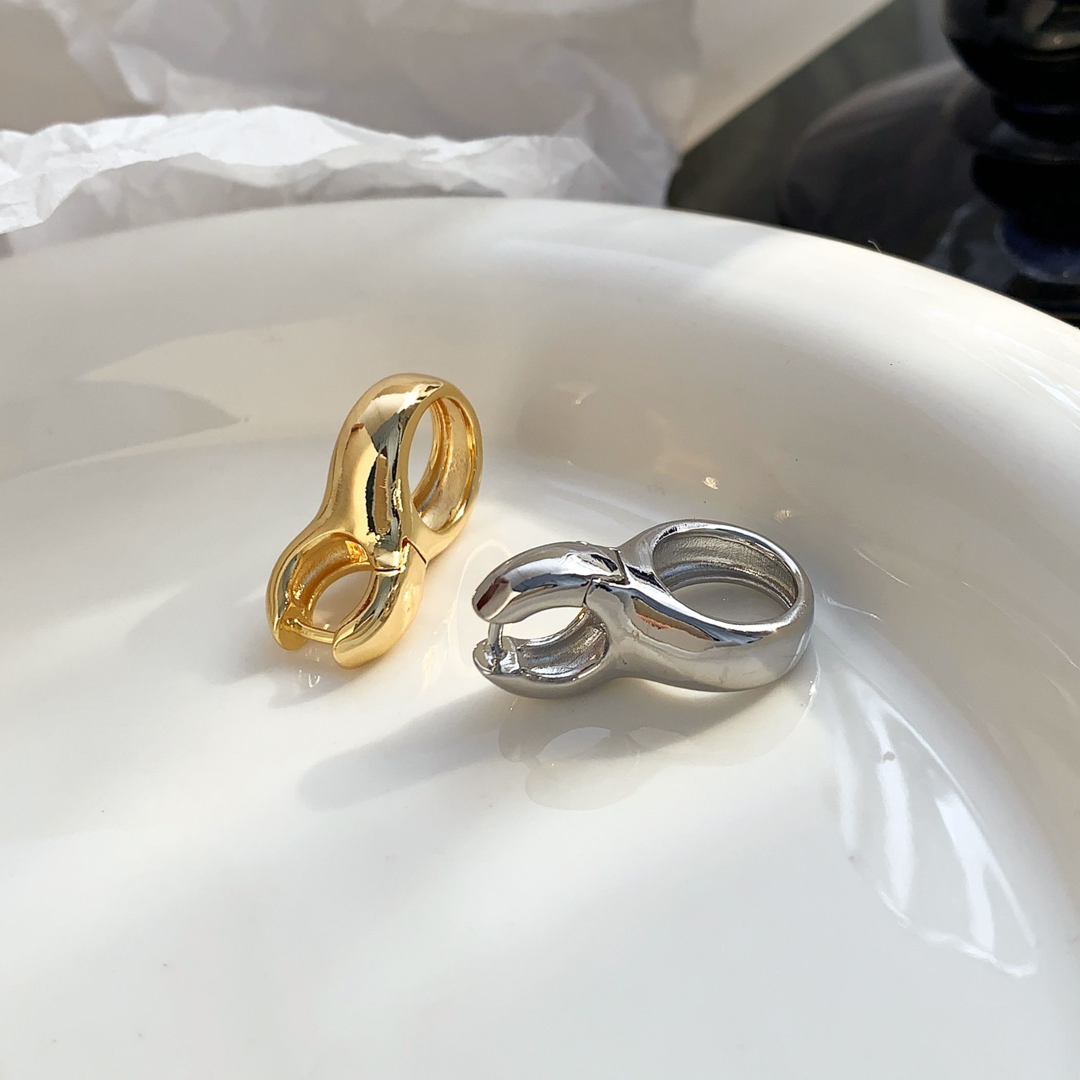 Simple and elegant geometric ear studs, copper-plated 18K real gold, personalized earrings, factory wholesale and customization details Picture