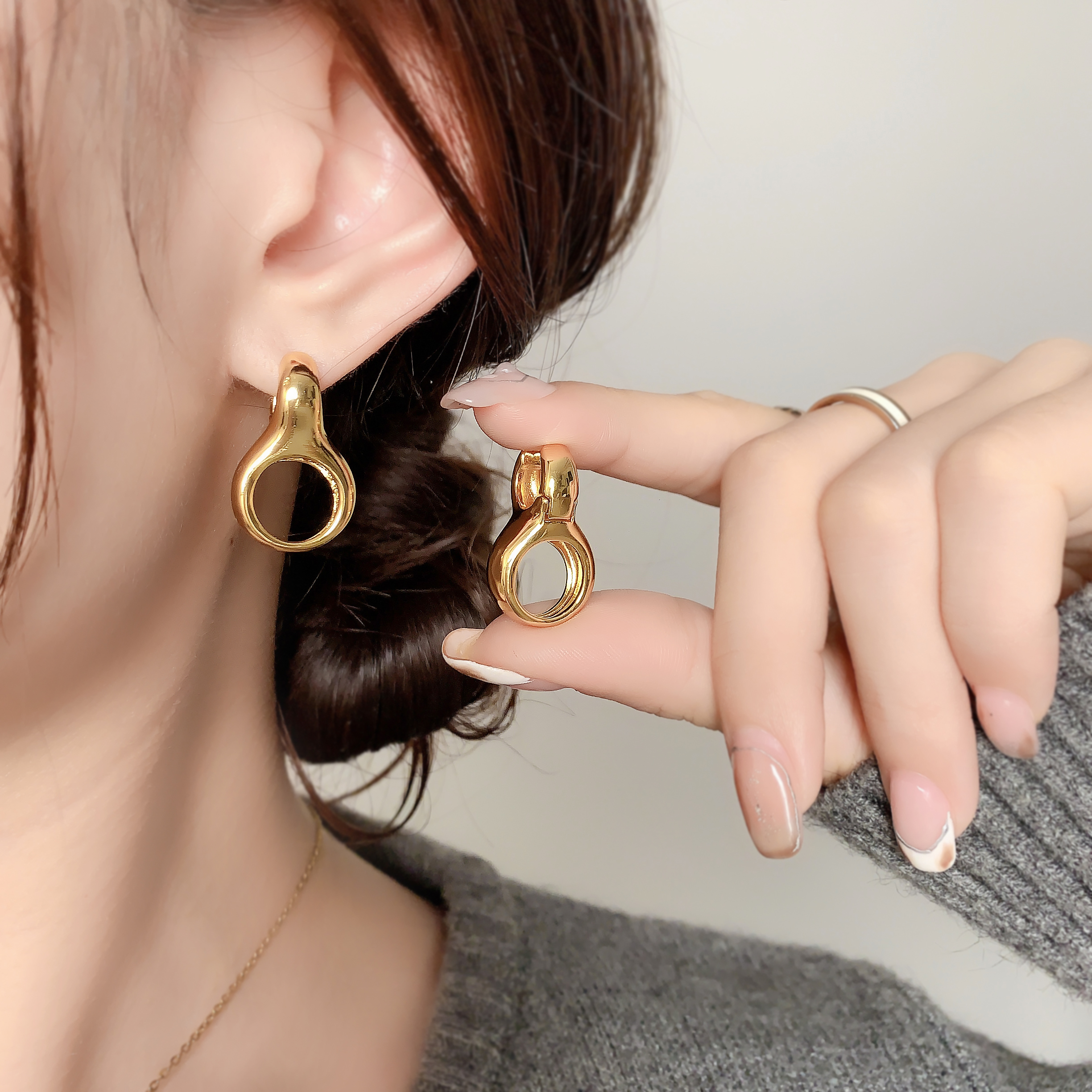 Simple and elegant geometric ear studs, copper-plated 18K real gold, personalized earrings, factory wholesale and customization Application Scenario